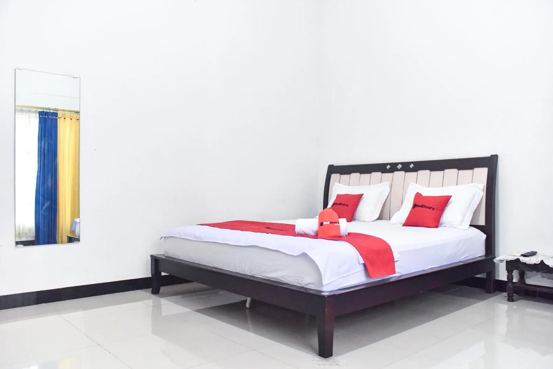 Photo of the whole room, Bed in RedDoorz near Sultan Hasanuddin Airport 2 Makassar