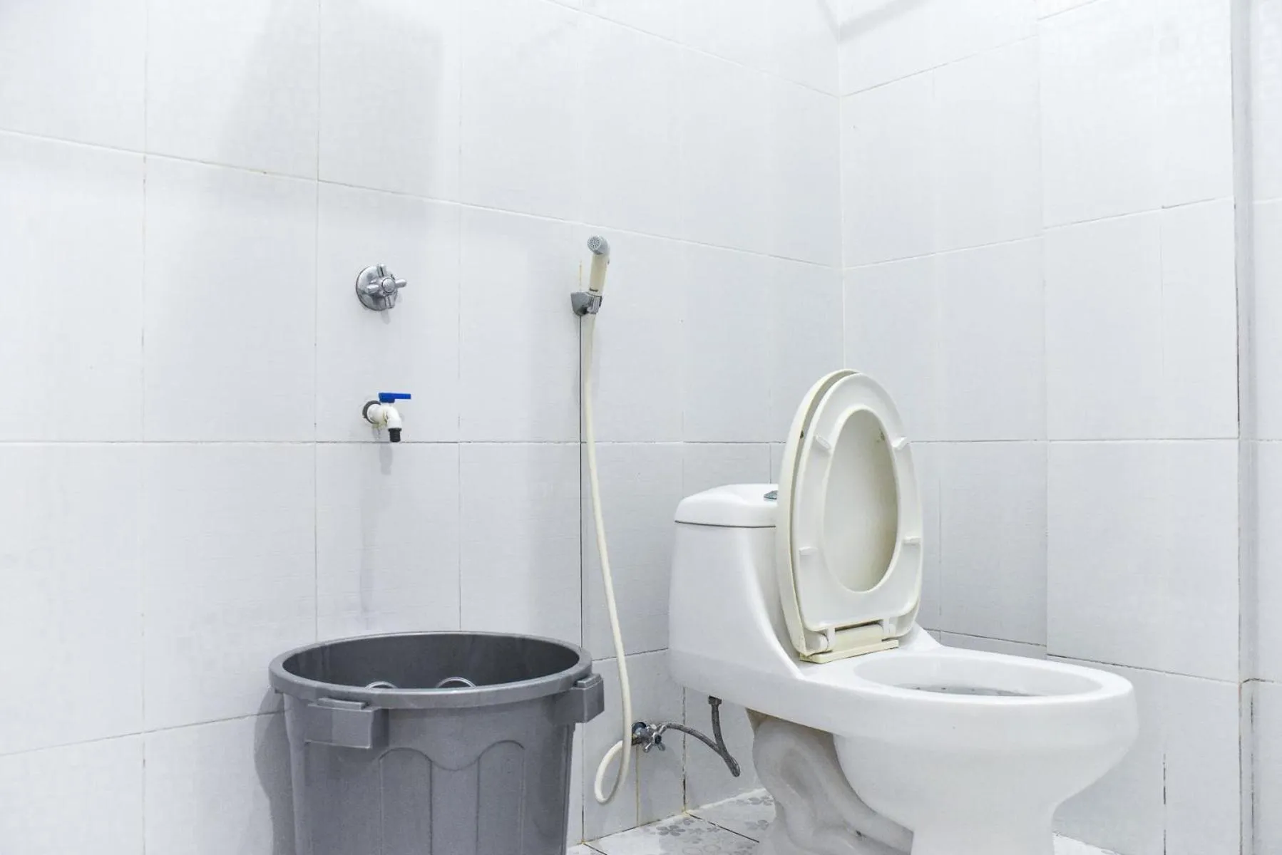 Bathroom in RedDoorz near Sultan Hasanuddin Airport 2 Makassar