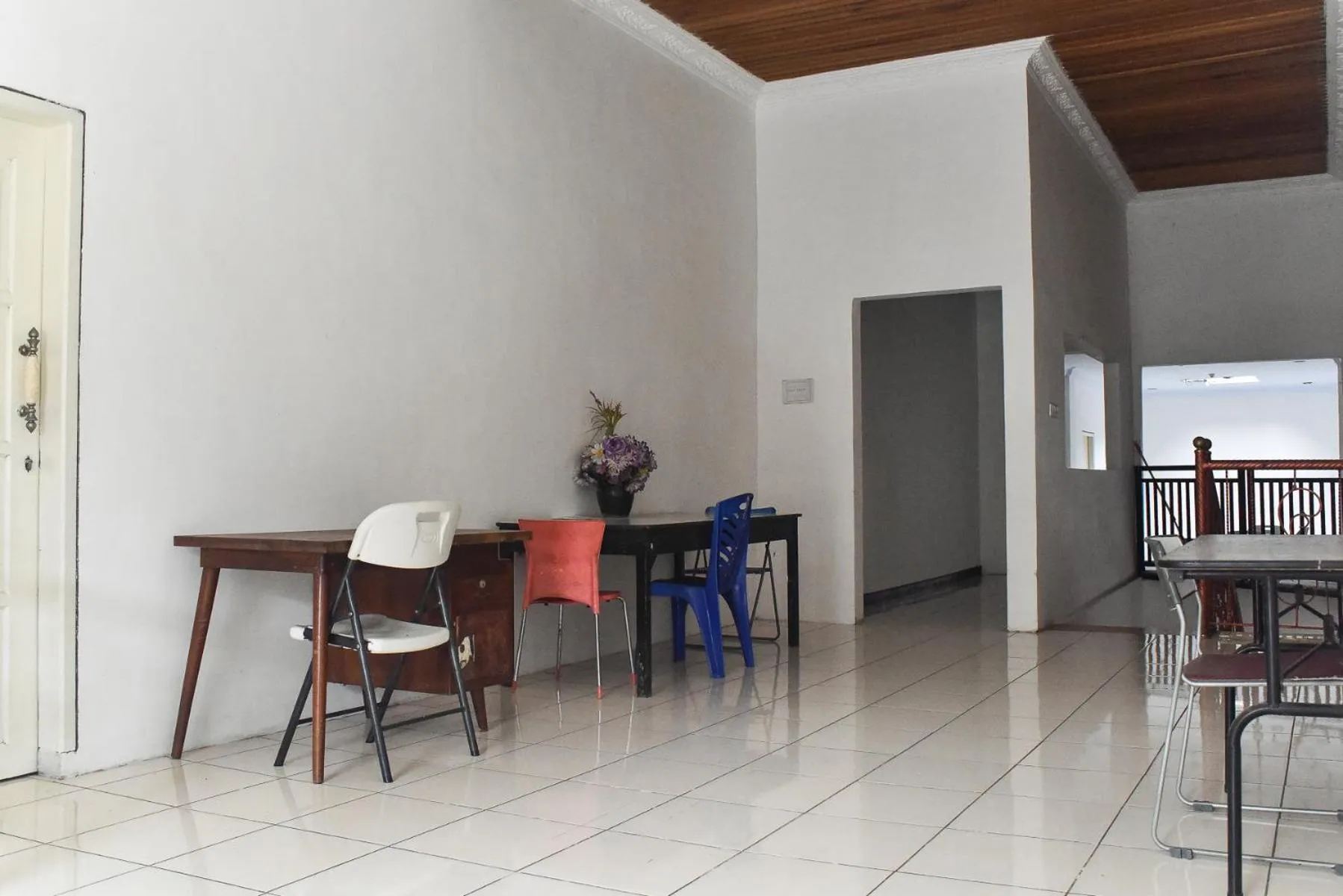 Decorative detail in RedDoorz near Sultan Hasanuddin Airport 2 Makassar