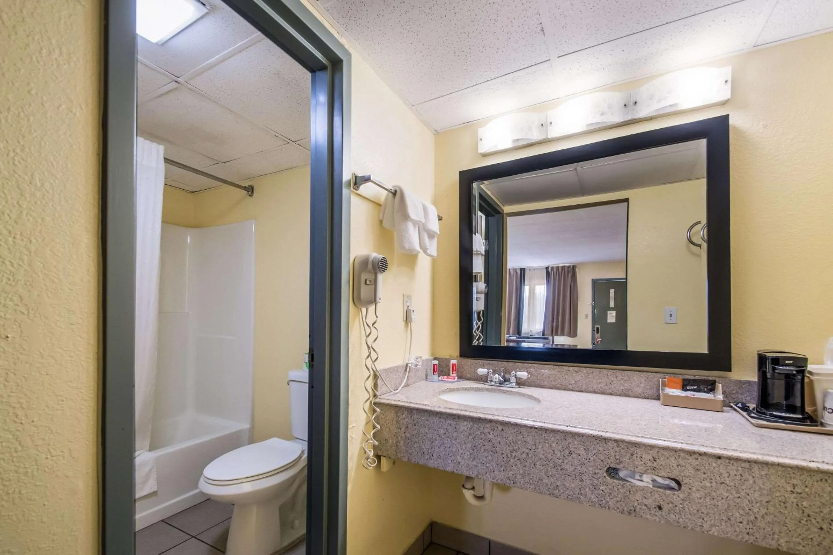 Bathroom in Econo Lodge Kearney - Liberty