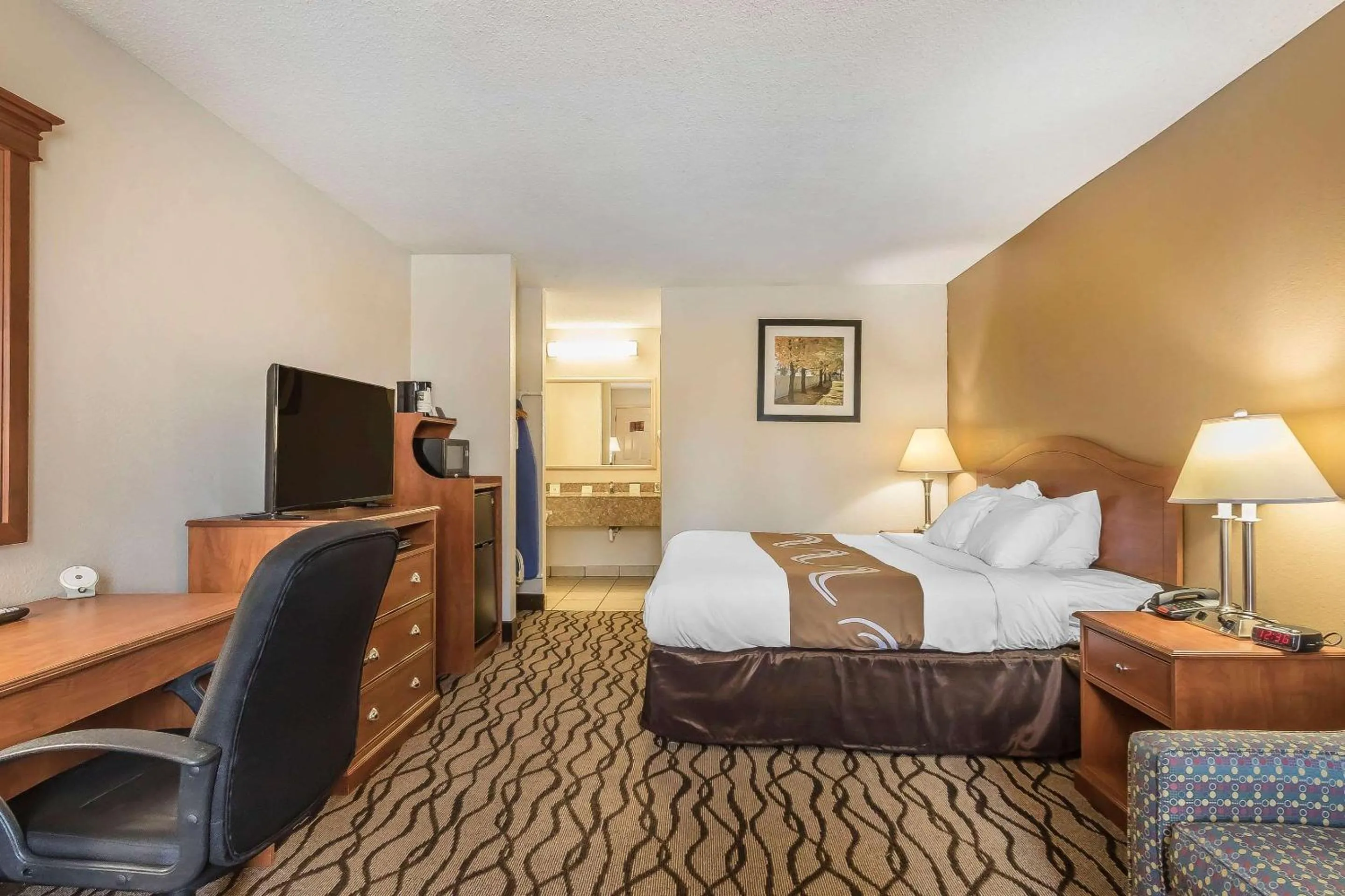 Photo of the whole room, Bed in Quality Inn Charleston - Sikeston