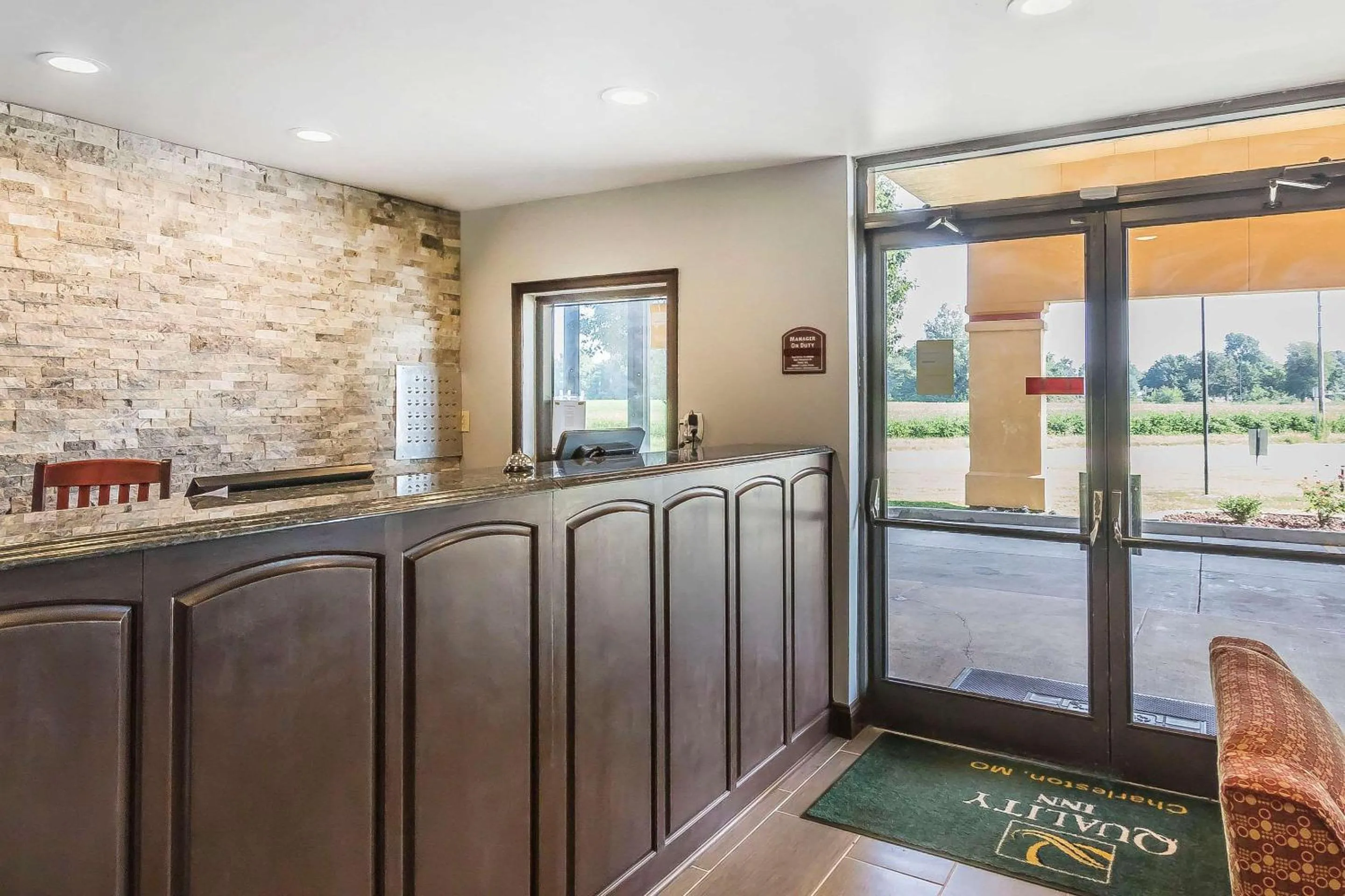 Lobby or reception in Quality Inn Charleston - Sikeston