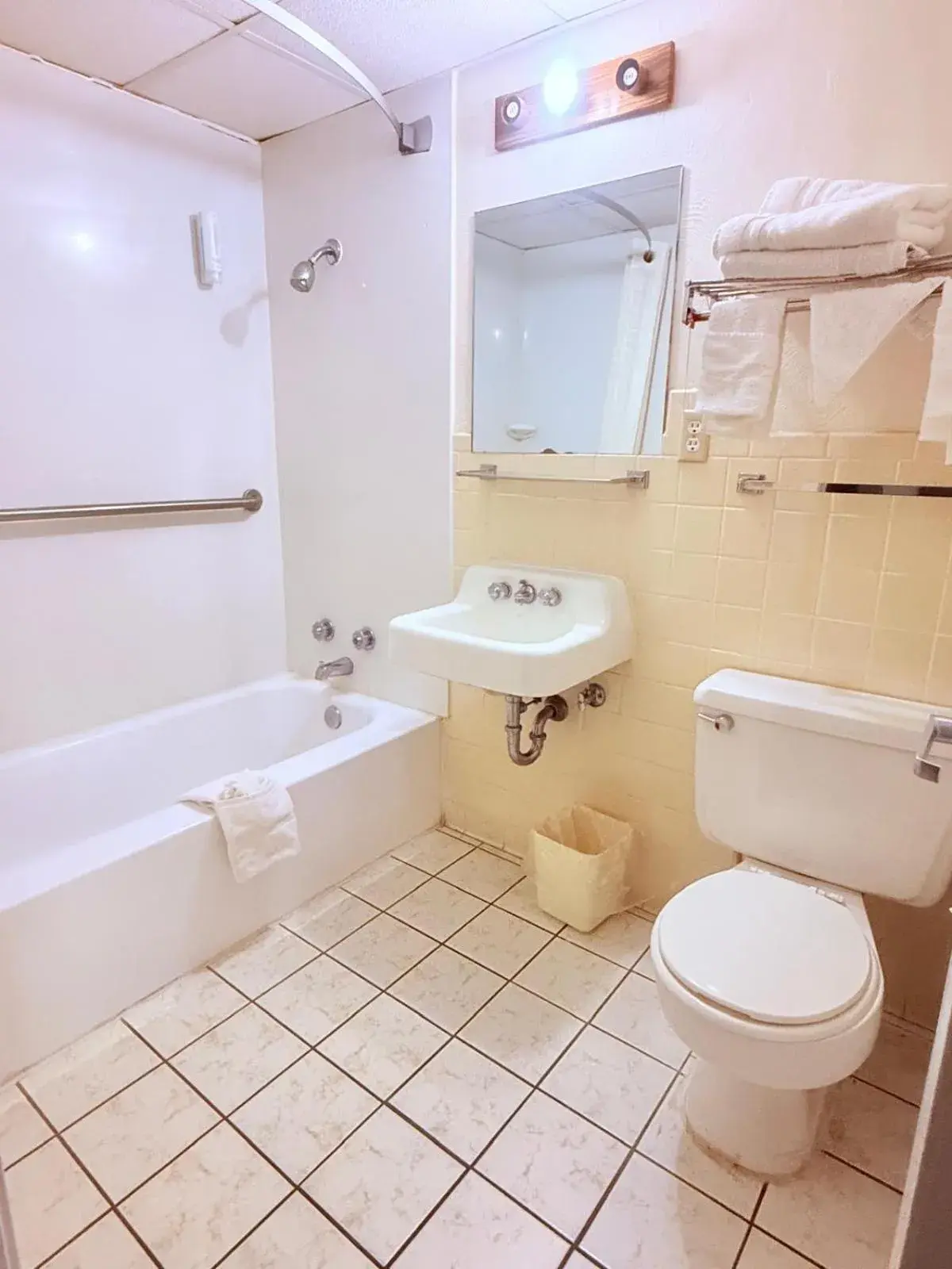 Queen Room - Smoking/Ground Floor in Econo Lodge Cameron Queen Room - Smoking/Ground Floor in Econo Lodge Cameron