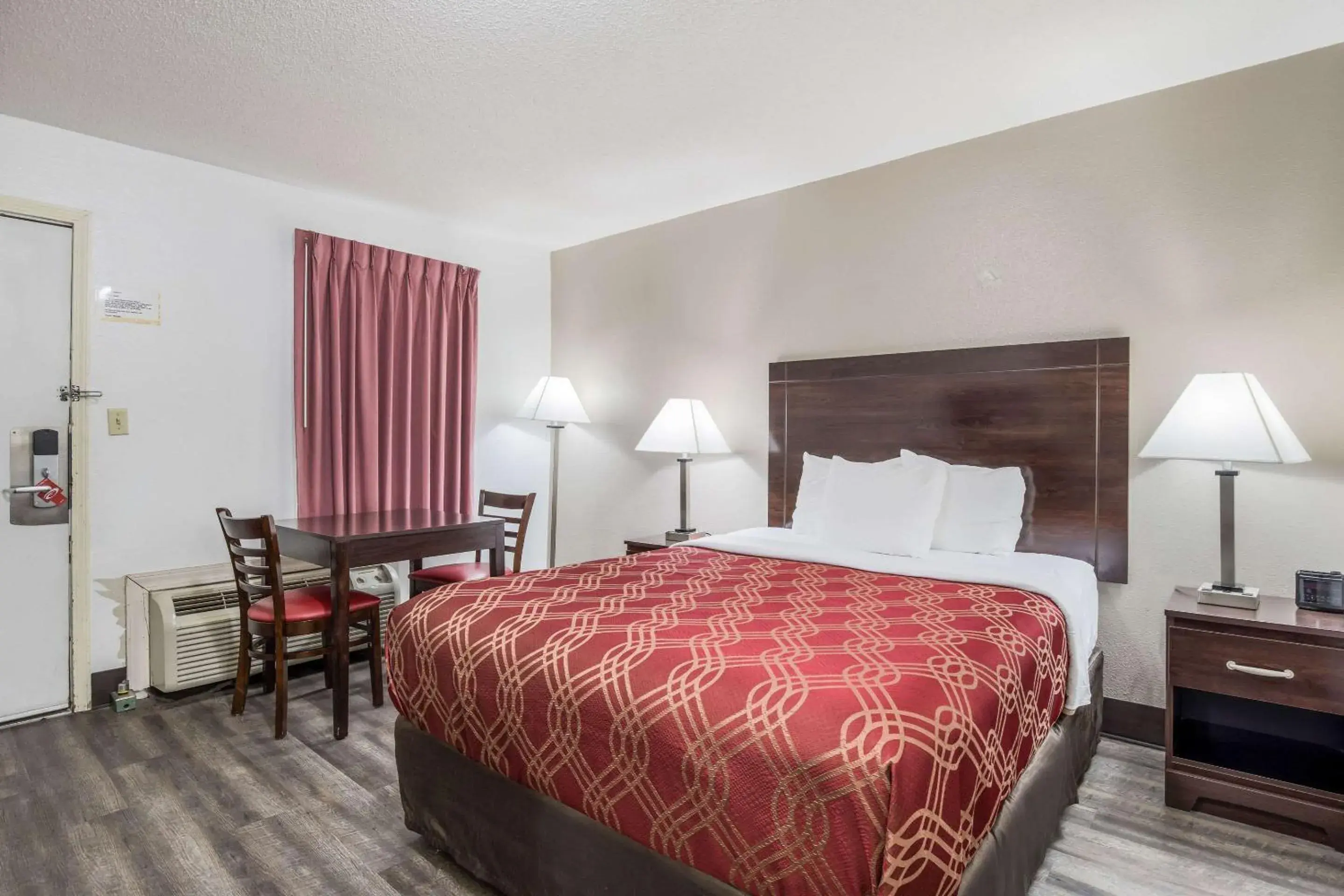 Queen Room - Non-Smoking/Ground Floor in Econo Lodge Queen Room - Non-Smoking/Ground Floor in Econo Lodge