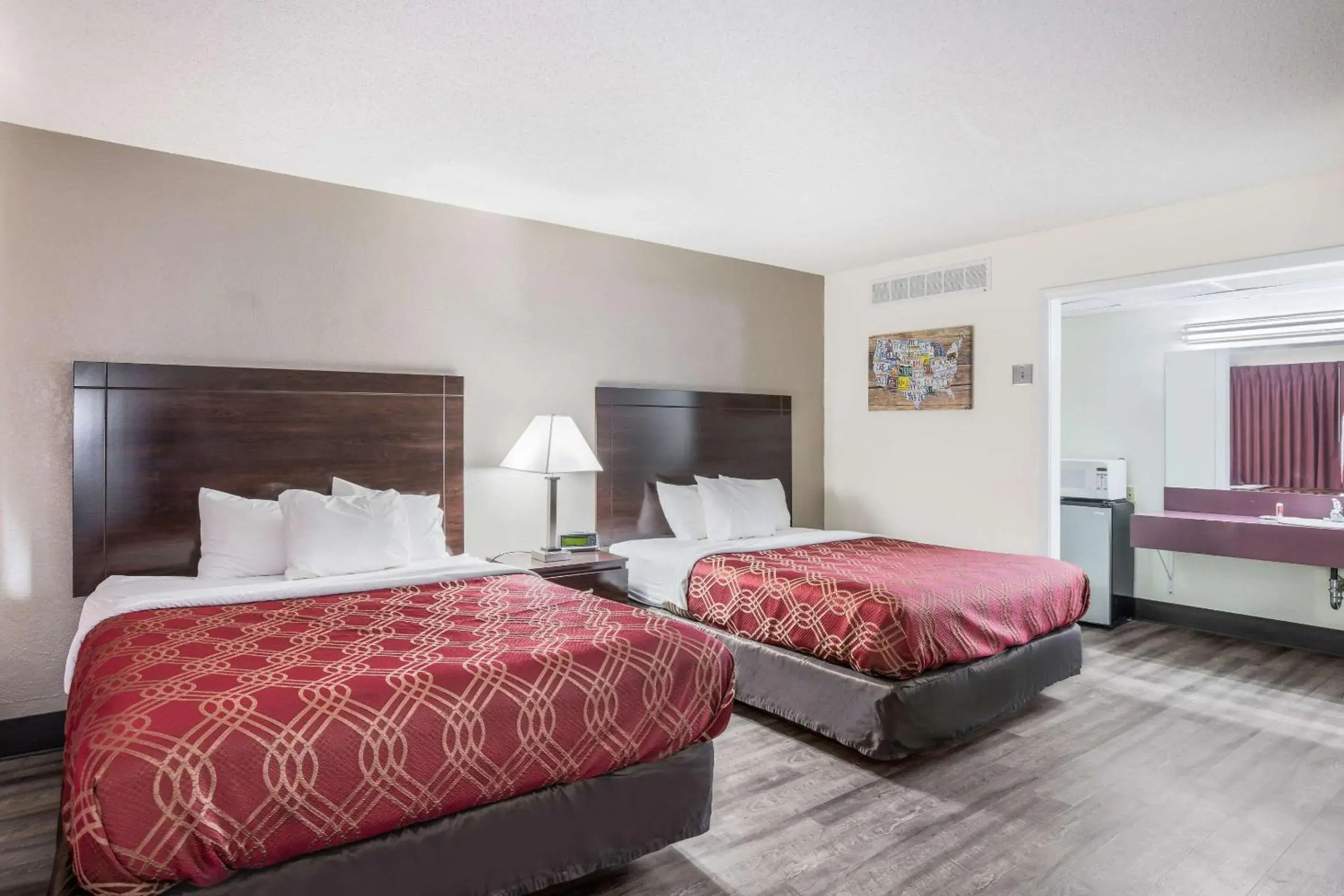 Queen Room with Two Queen Beds - Smoking/Ground Floor in Econo Lodge Queen Room with Two Queen Beds - Smoking/Ground Floor in Econo Lodge