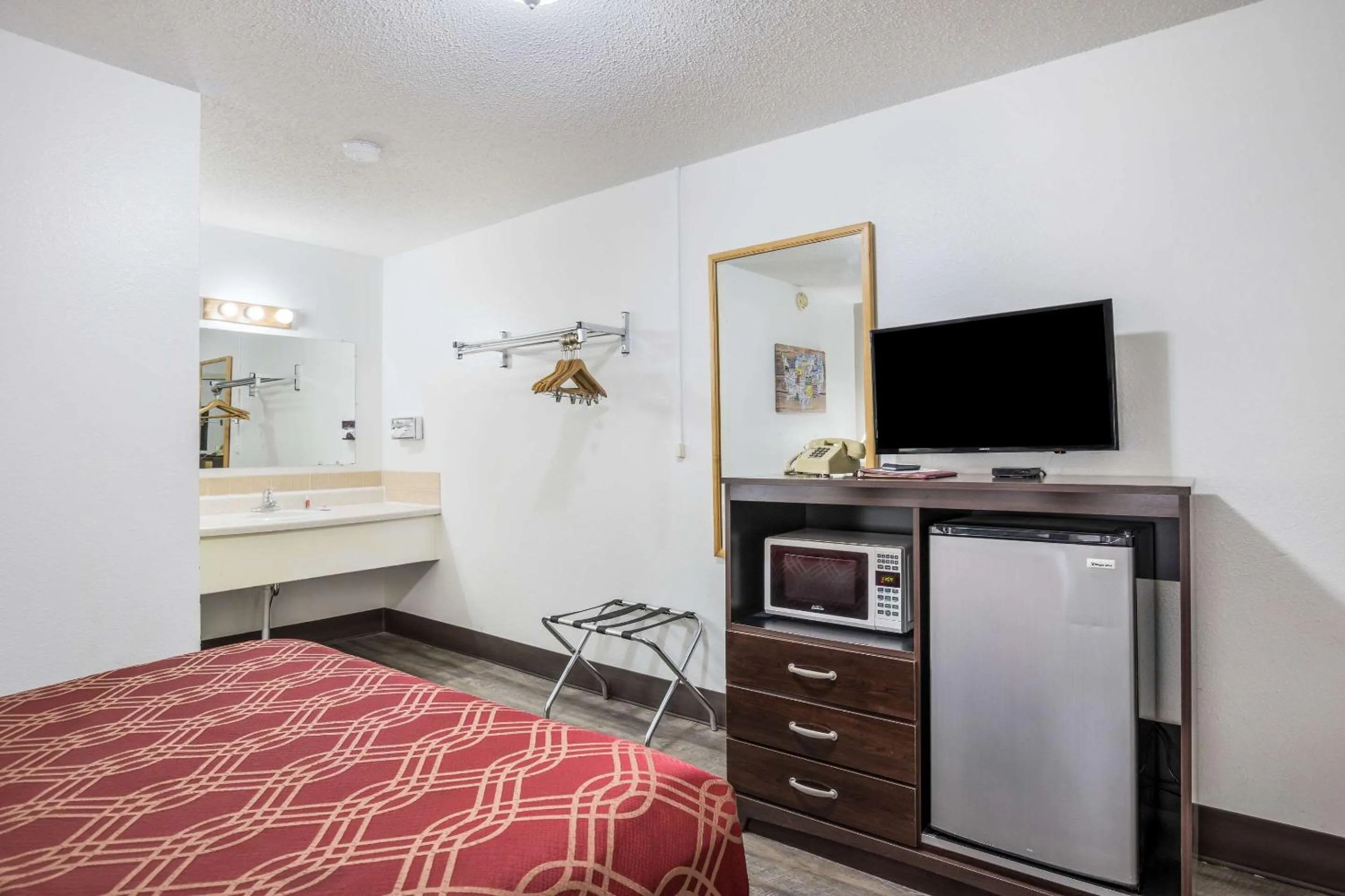 Photo of the whole room, Bed in Econo Lodge Cameron