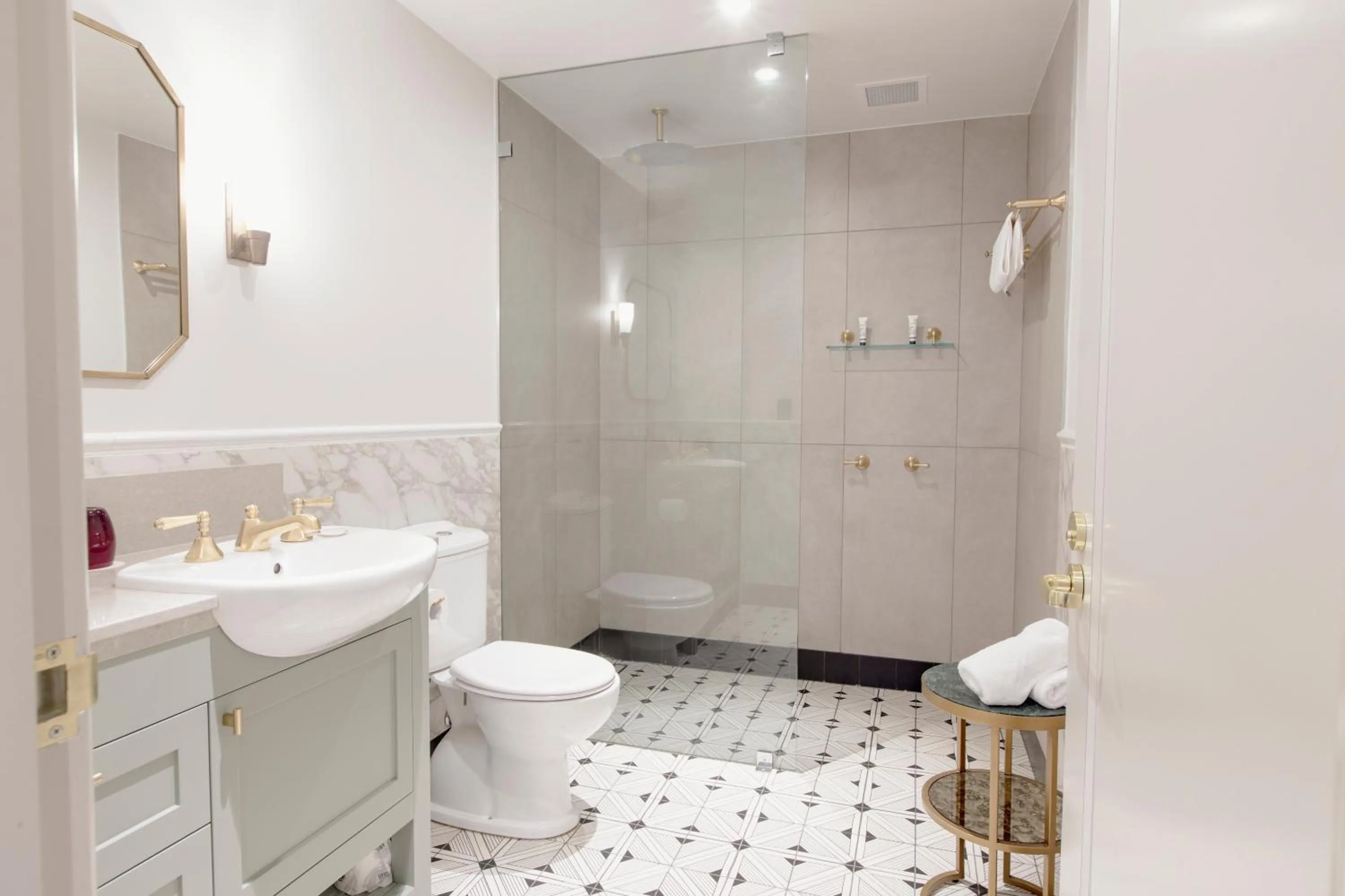 Bathroom in Tattersalls Hotel