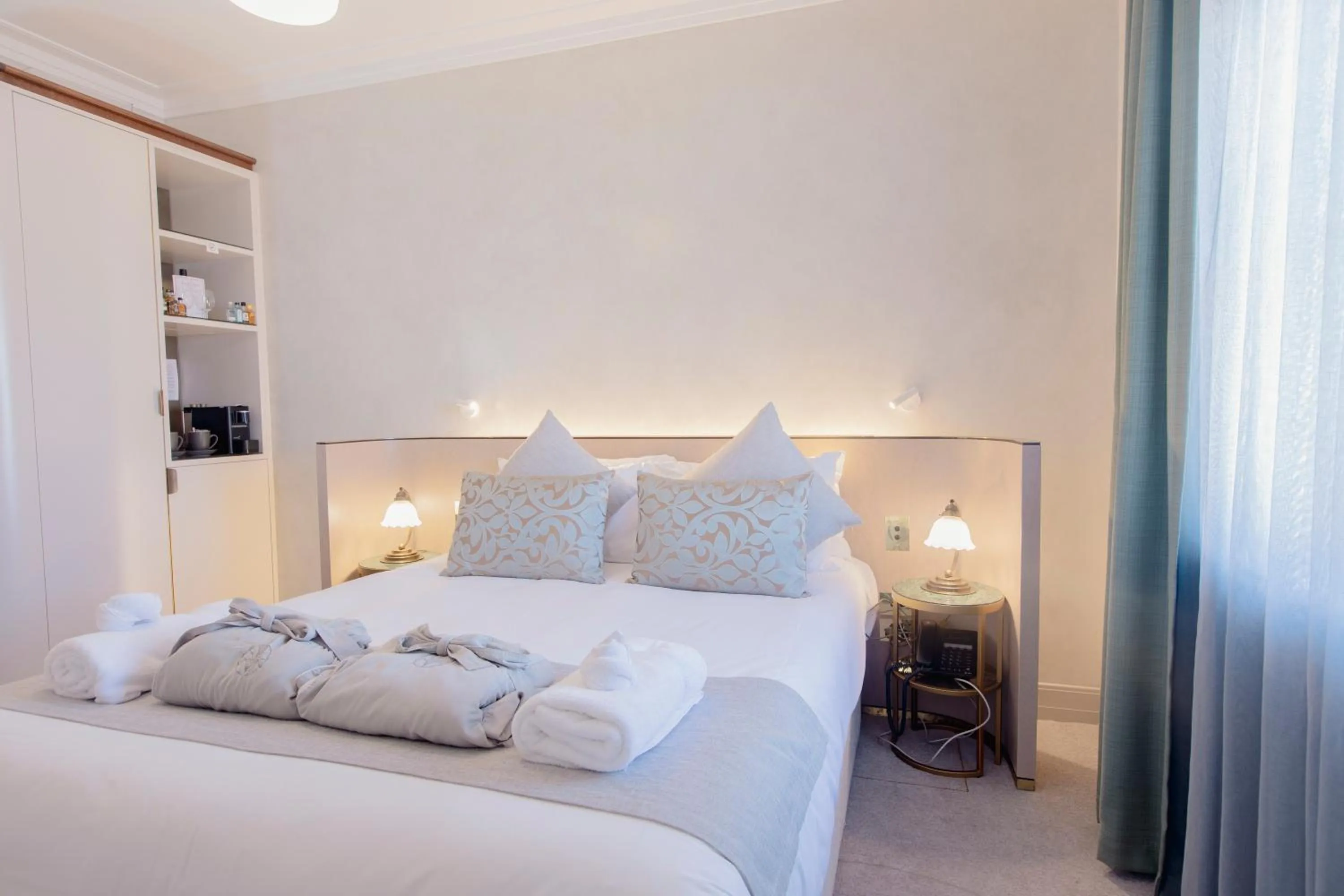 Bedroom, Bed in Tattersalls Hotel