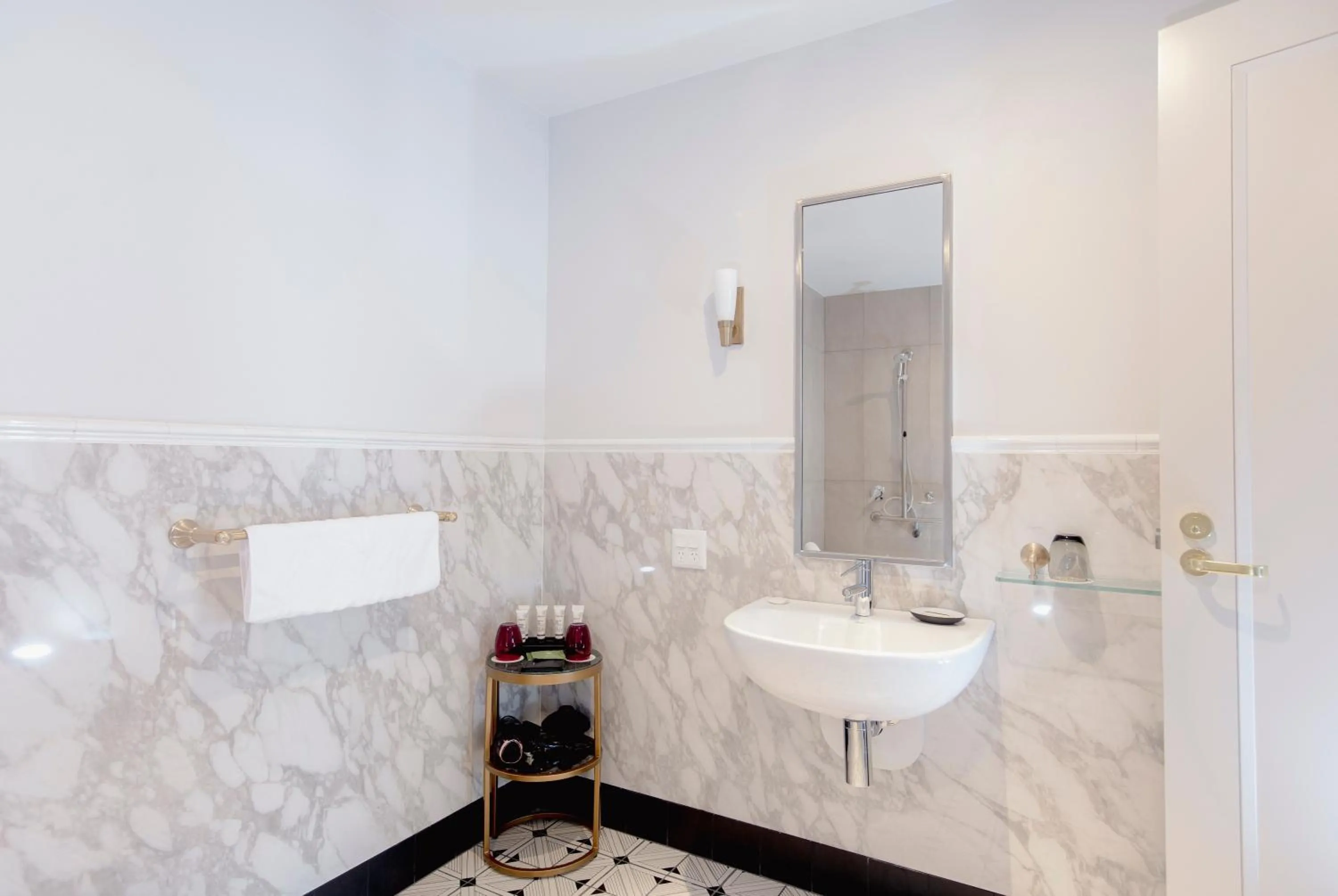 Bathroom in Tattersalls Hotel