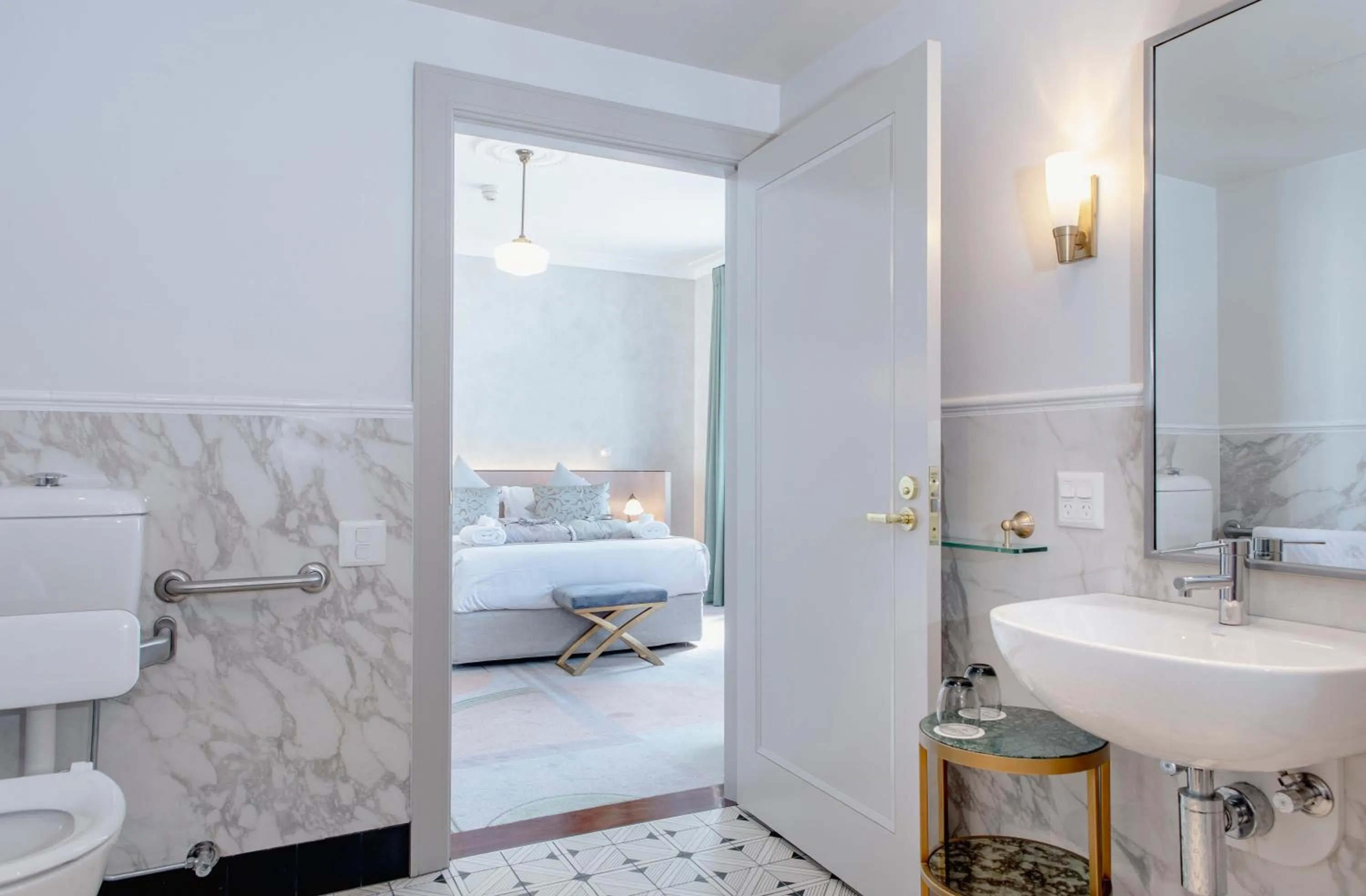 Bathroom, Bed in Tattersalls Hotel