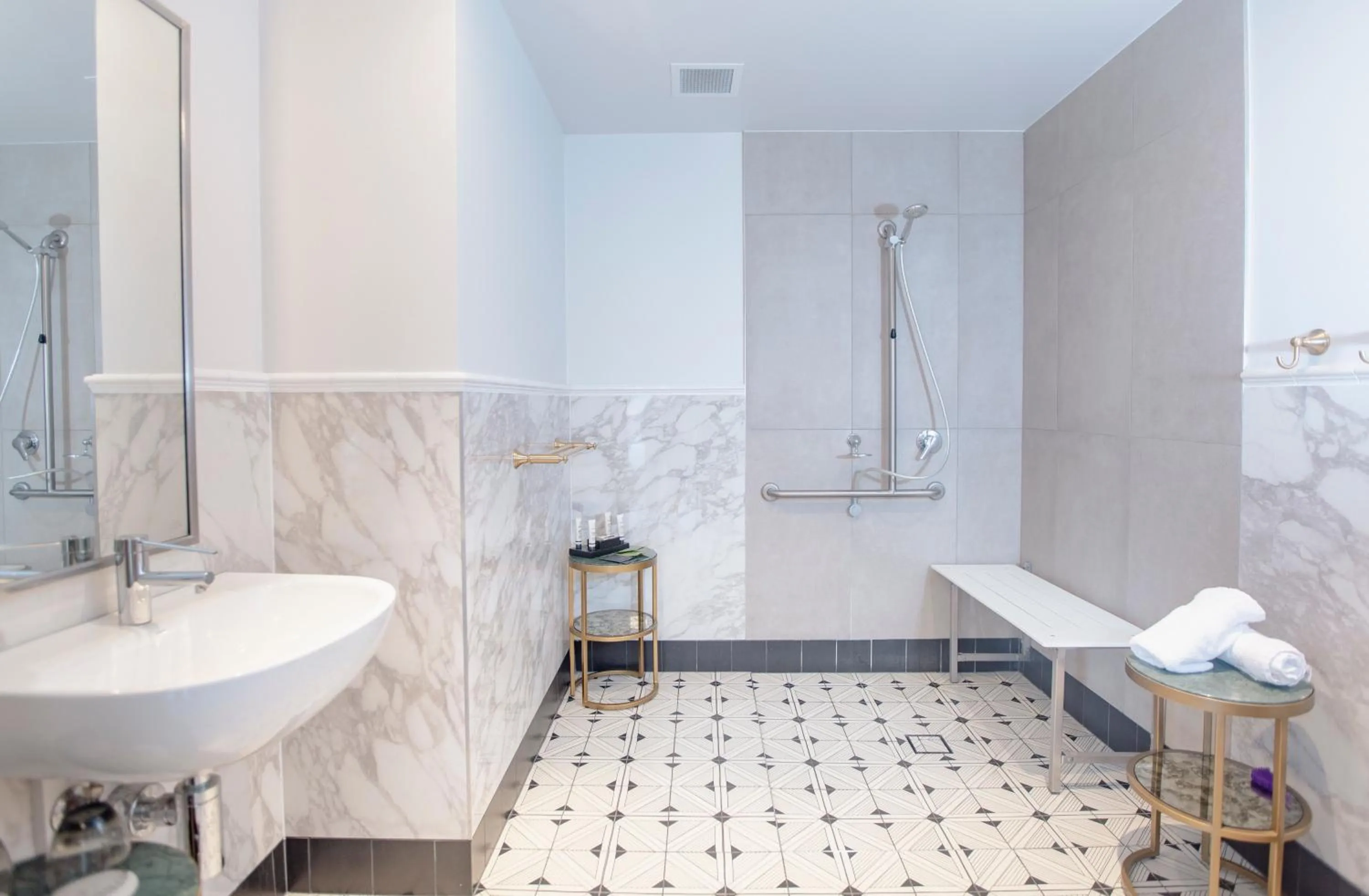 Bathroom in Tattersalls Hotel