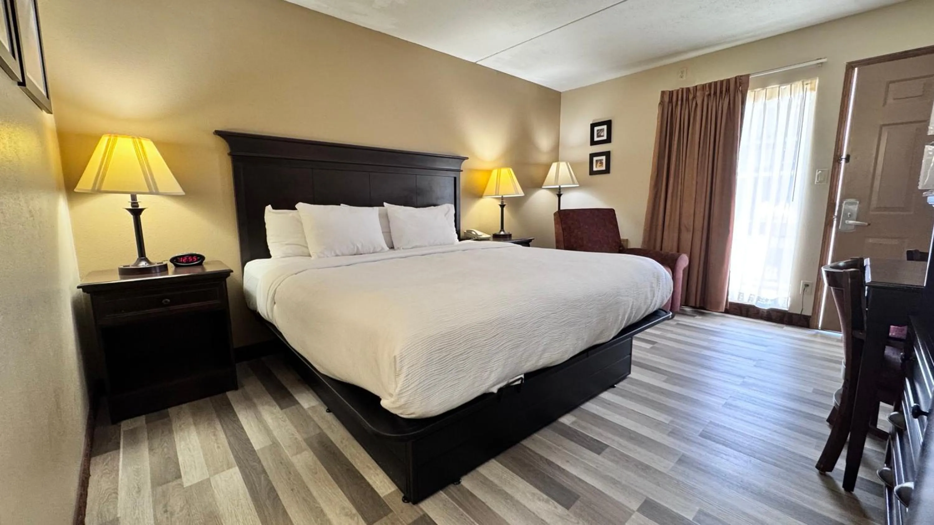 Bedroom, Bed in Quality Inn West