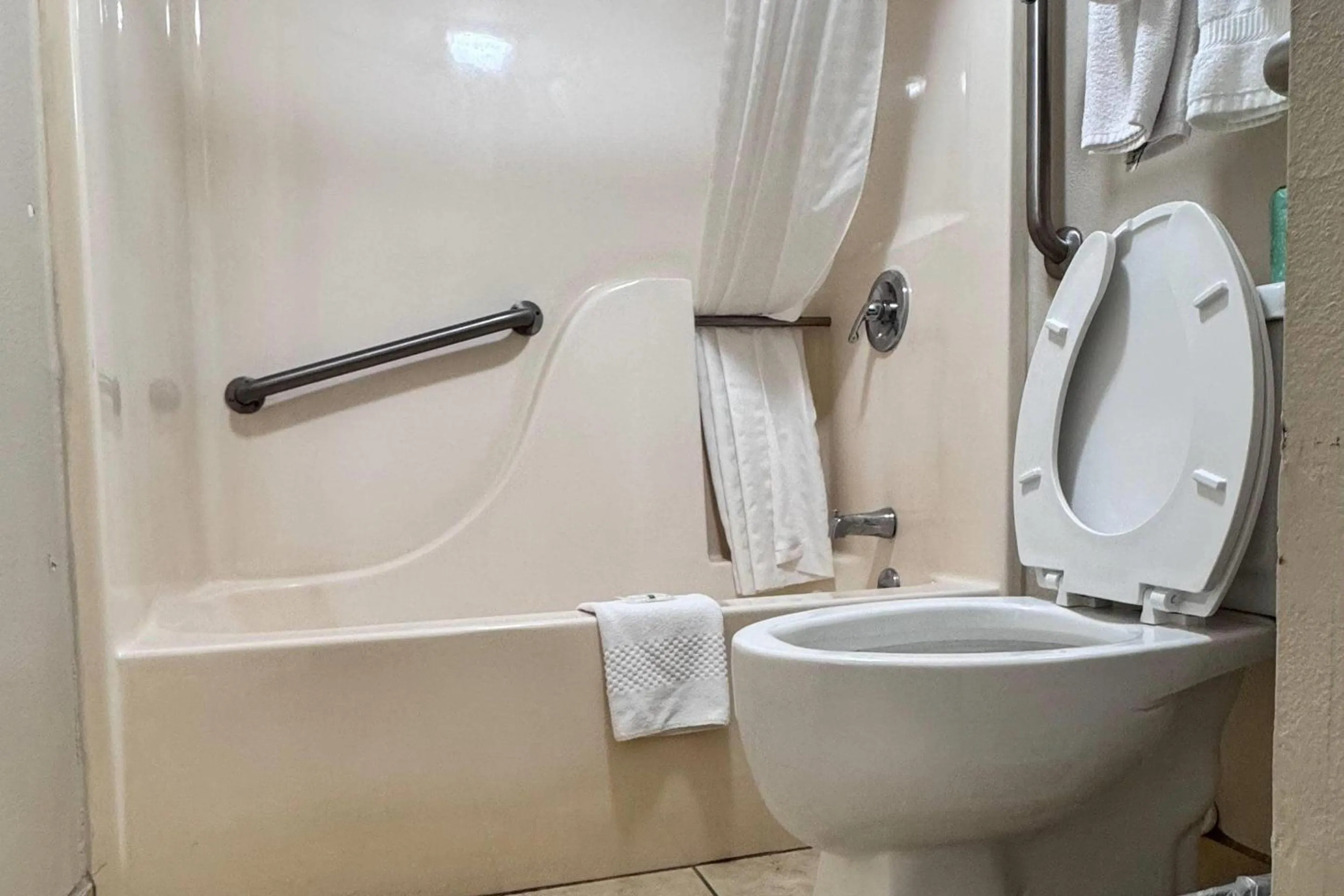 Bedroom in Quality Inn West