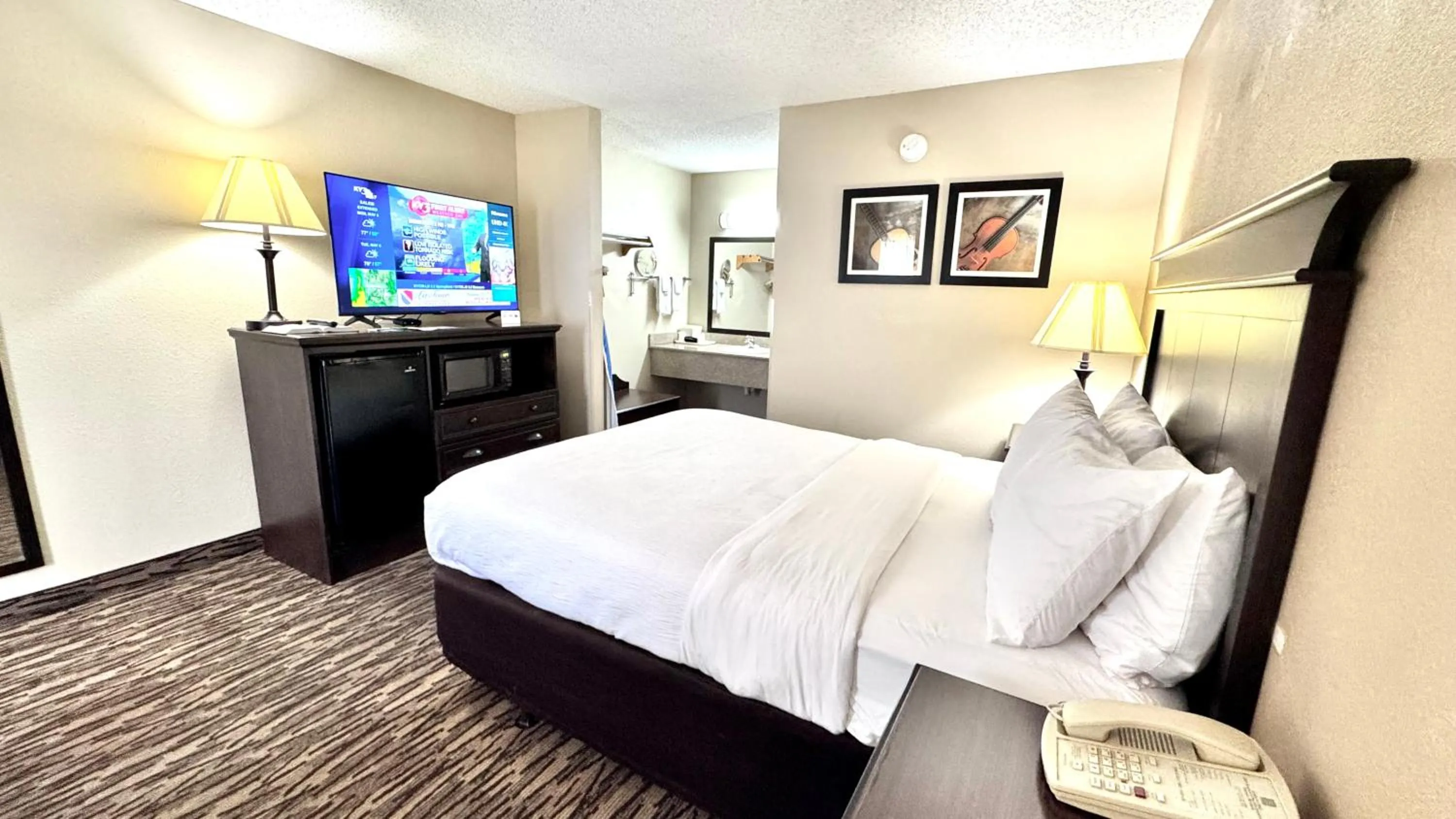 Photo of the whole room, Bed in Quality Inn West