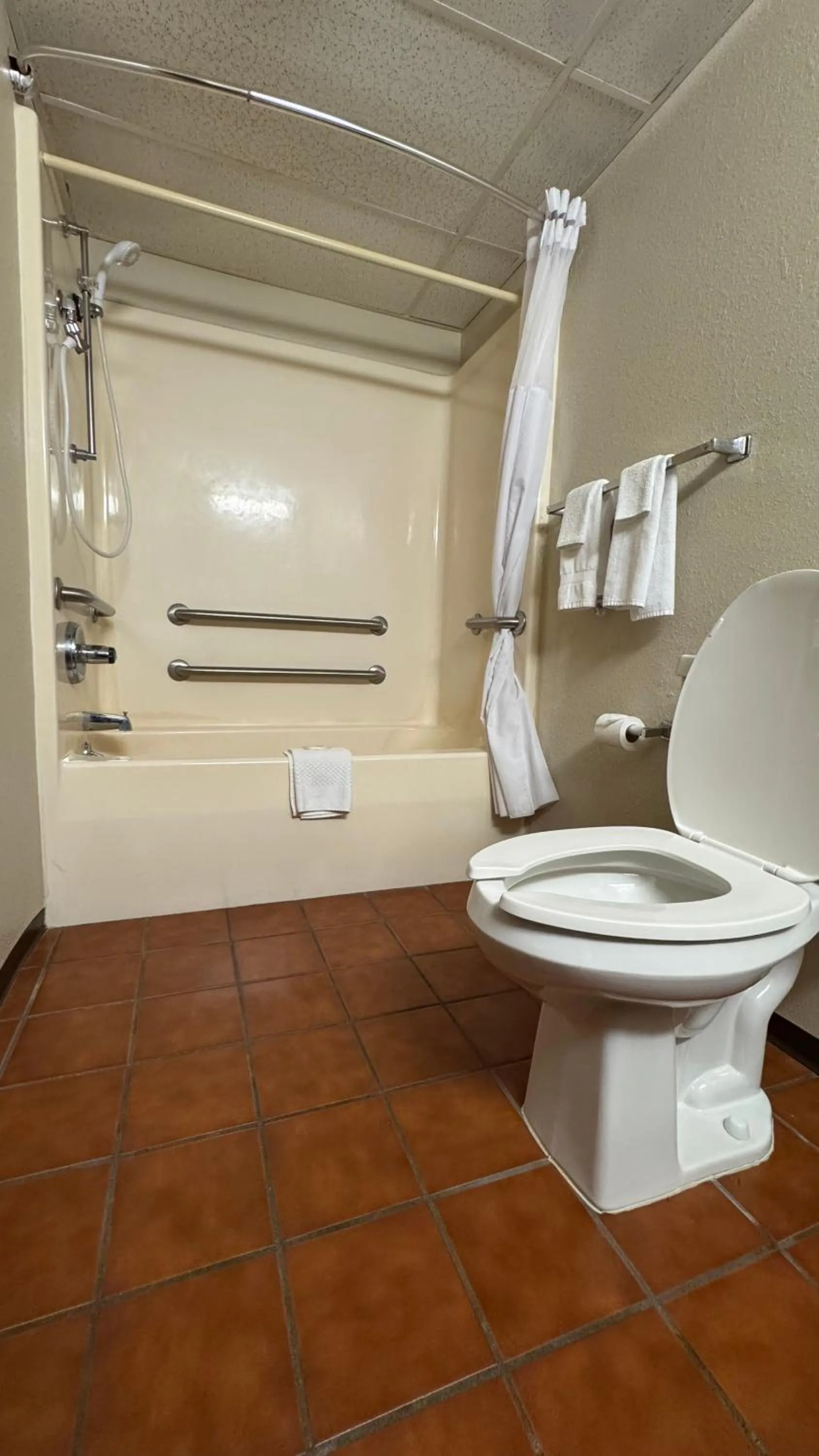 Bathroom in Quality Inn West