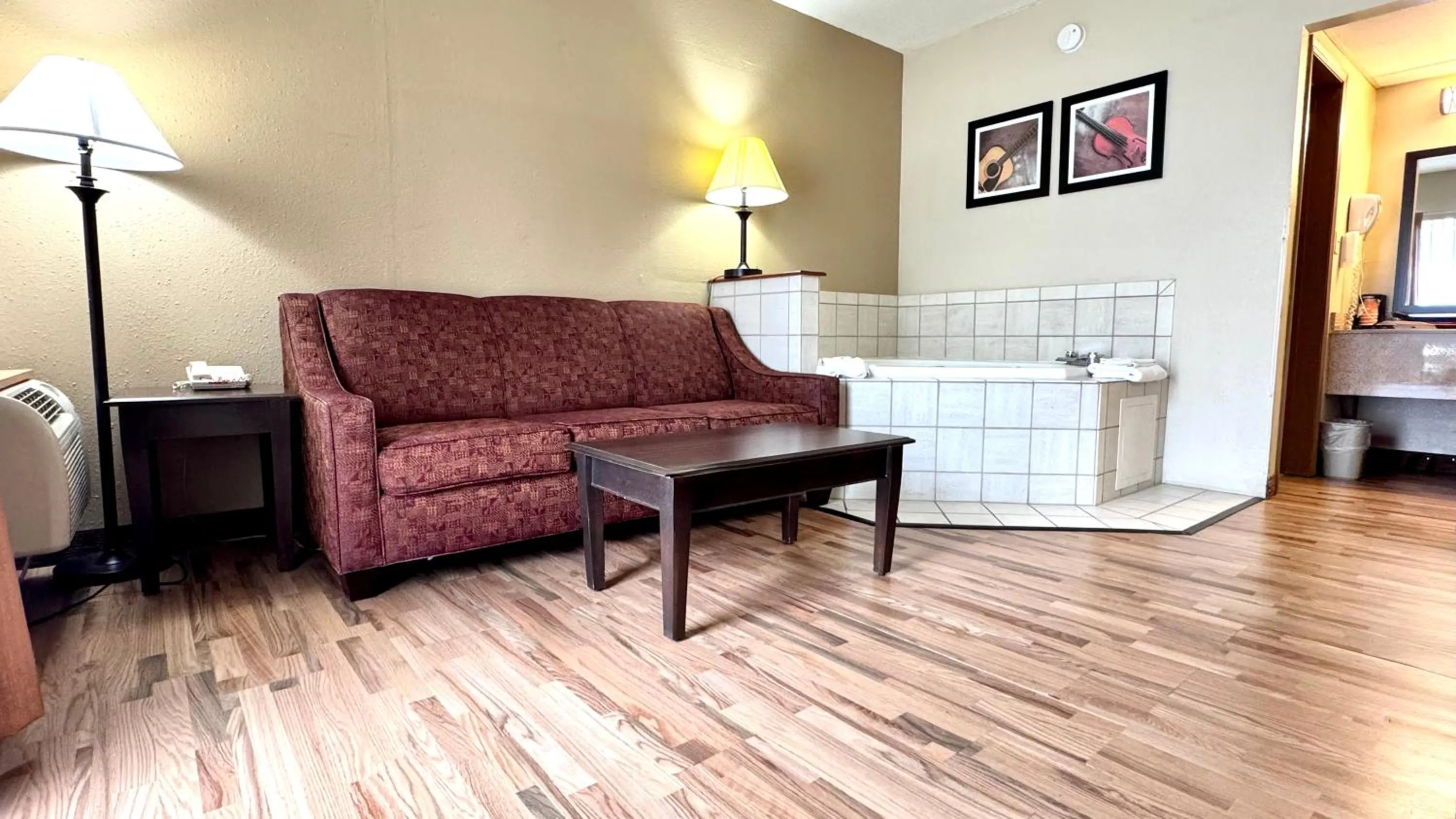 Bedroom in Quality Inn West