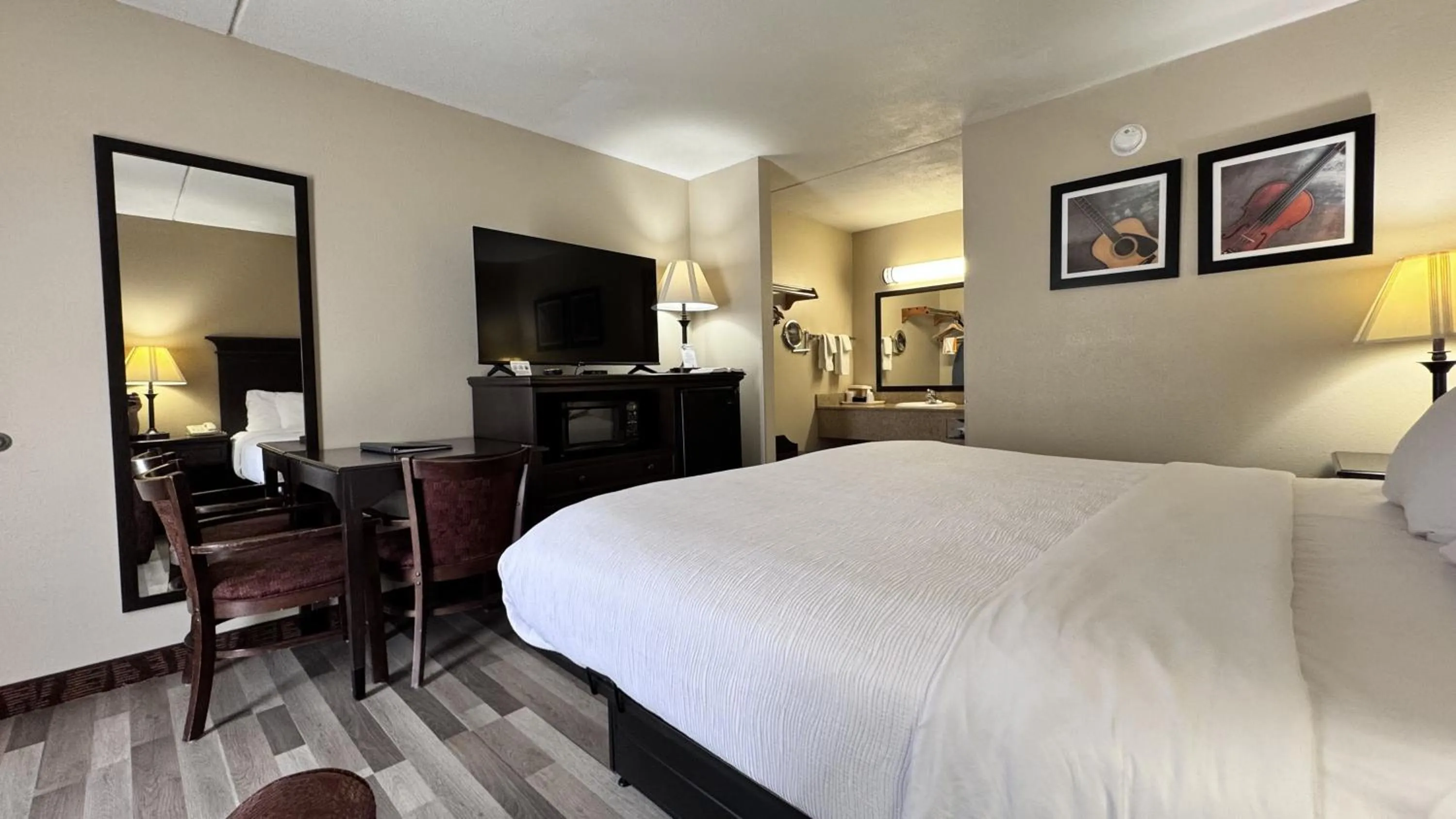 Bedroom, Bed in Quality Inn West