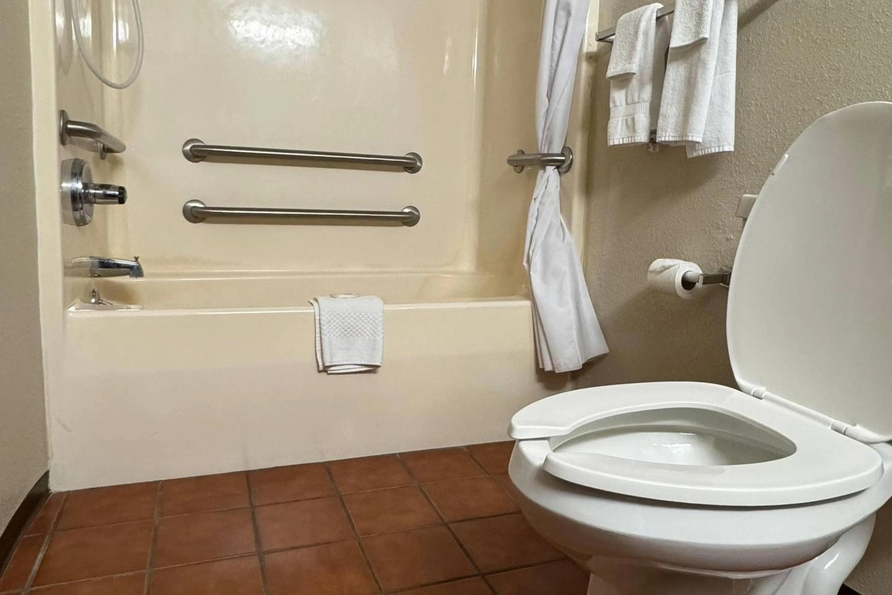 Bedroom in Quality Inn West