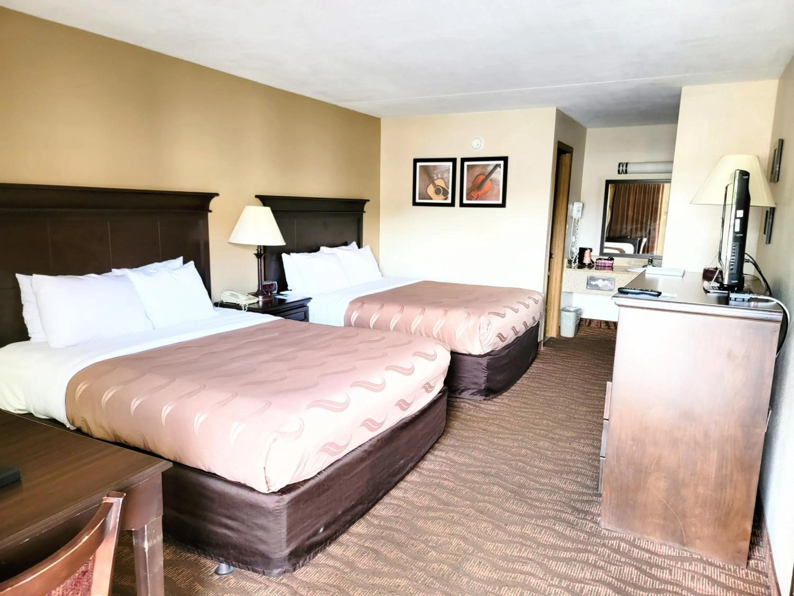 Photo of the whole room, Bed in Quality Inn West