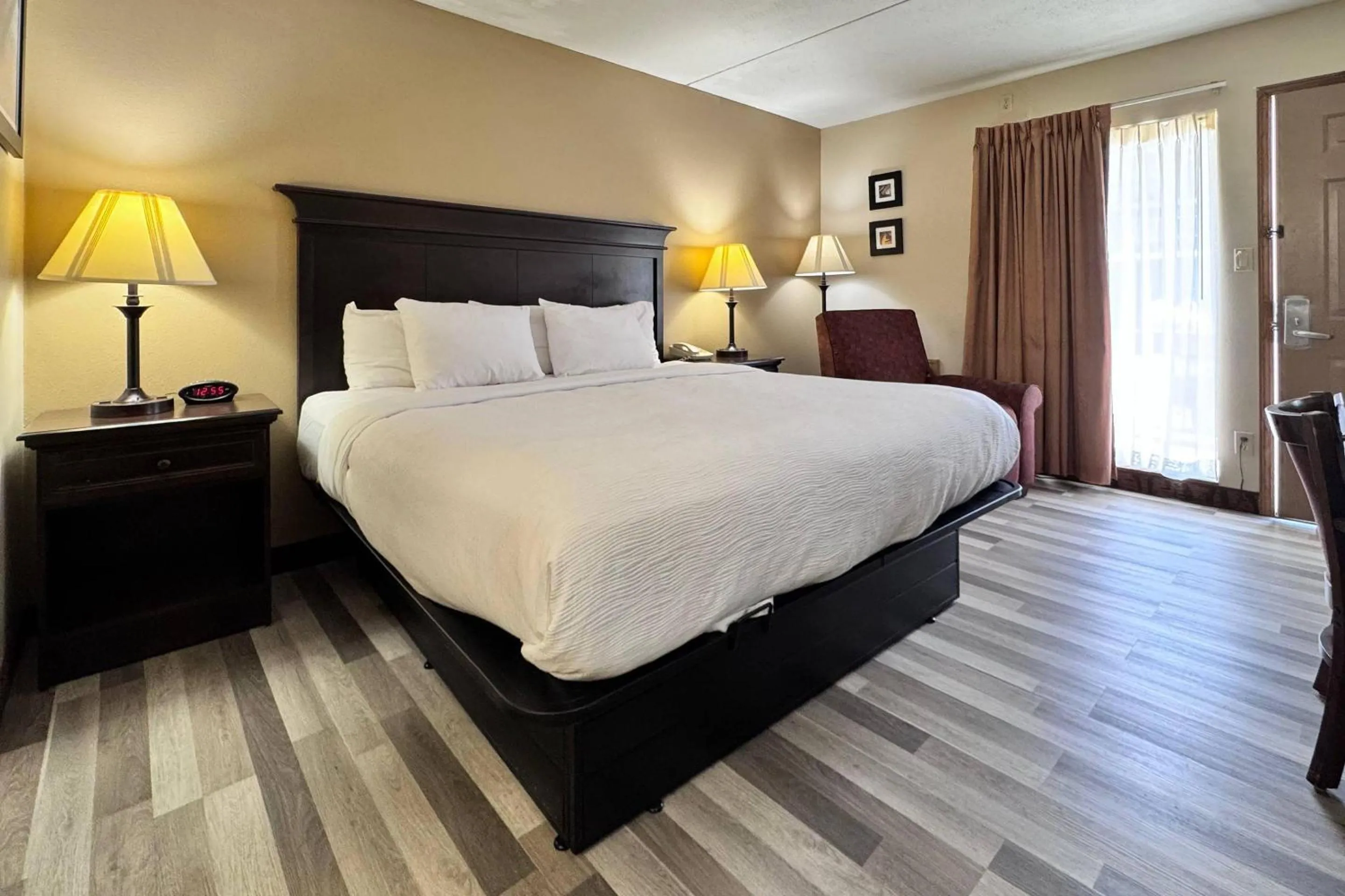 Bedroom, Bed in Quality Inn West