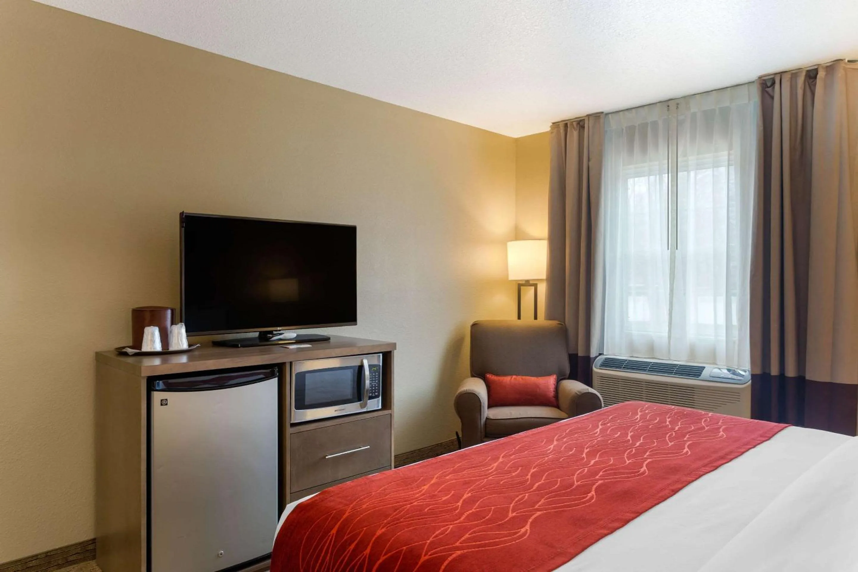 Photo of the whole room, Bed in Comfort Inn Marshall Station