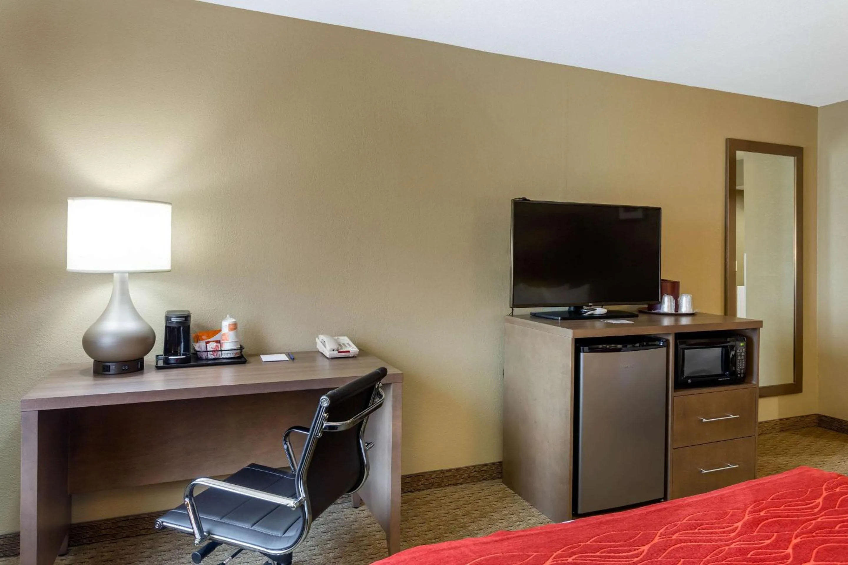 Photo of the whole room, Bed in Comfort Inn Marshall Station