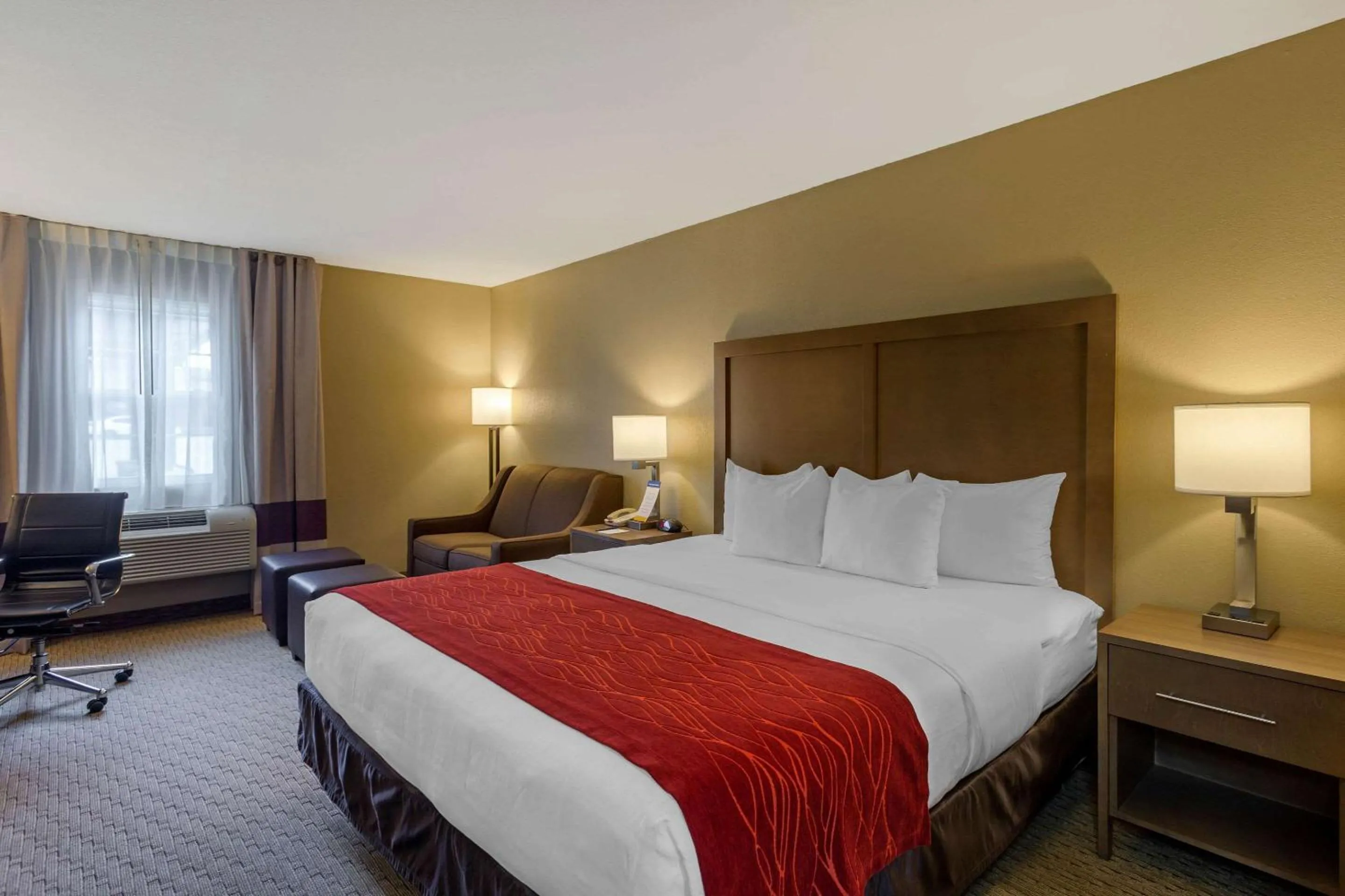 Photo of the whole room, Bed in Comfort Inn Marshall Station