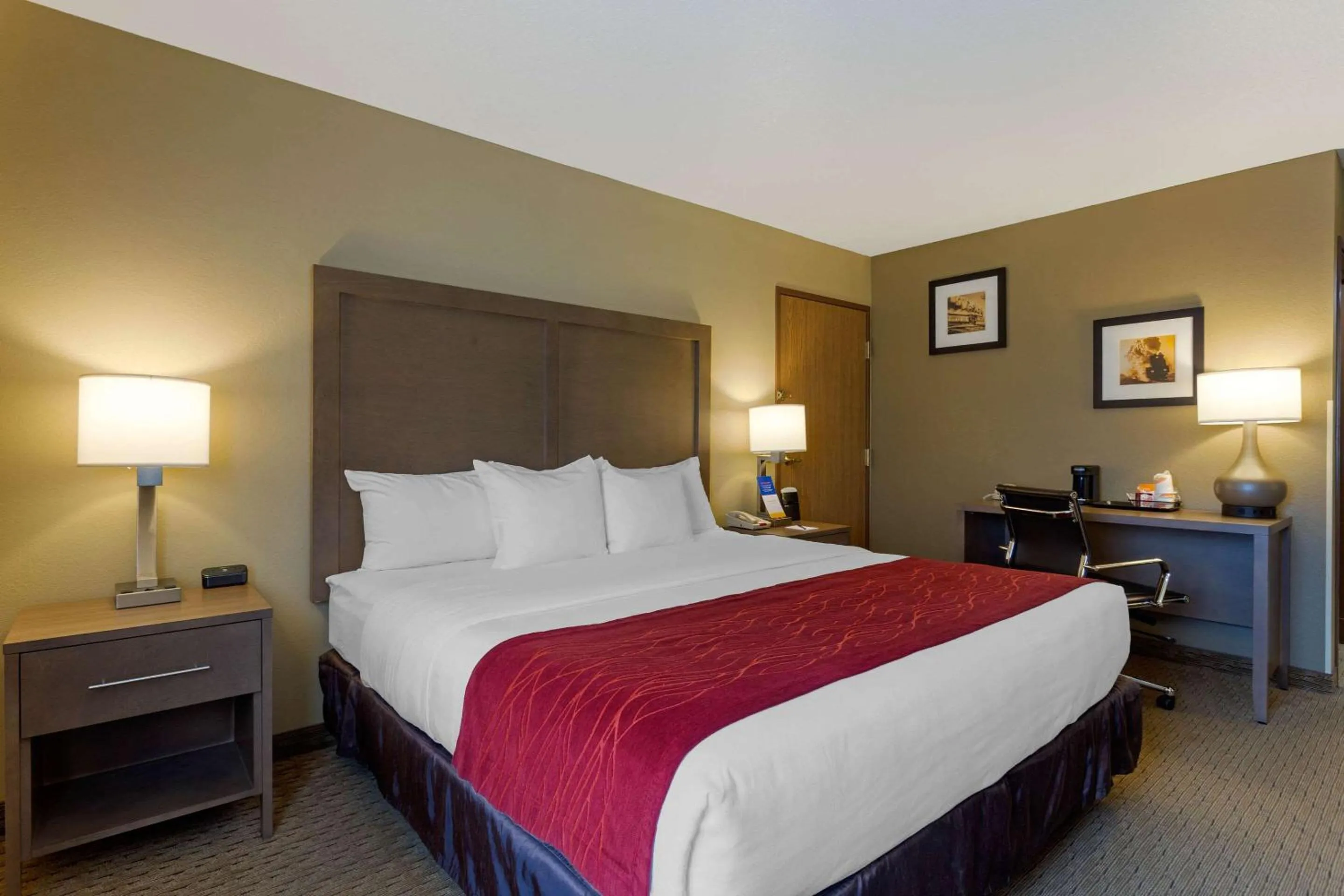 Photo of the whole room, Bed in Comfort Inn Marshall Station