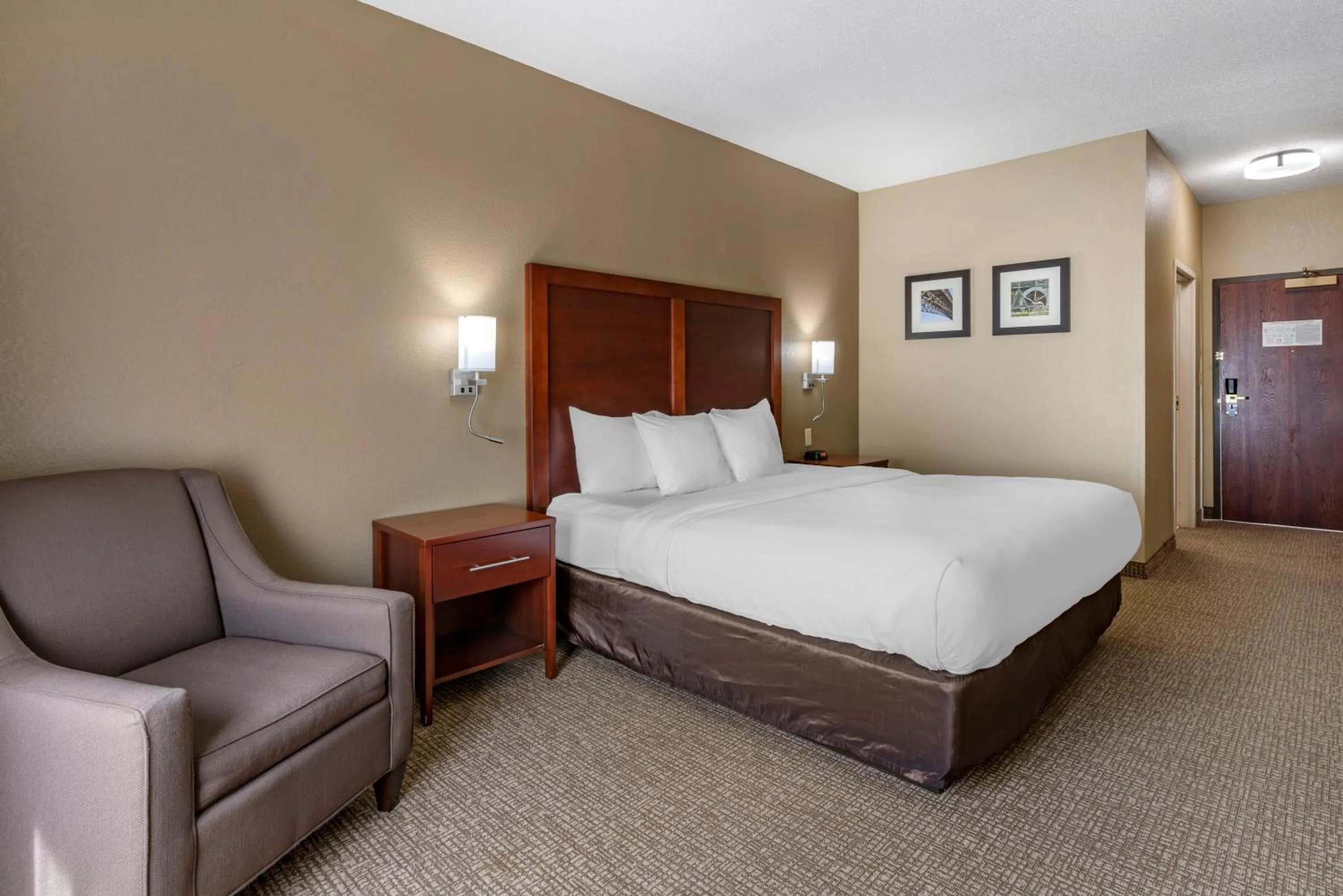 Bedroom, Bed in Comfort Inn & Suites St Louis-O'Fallon