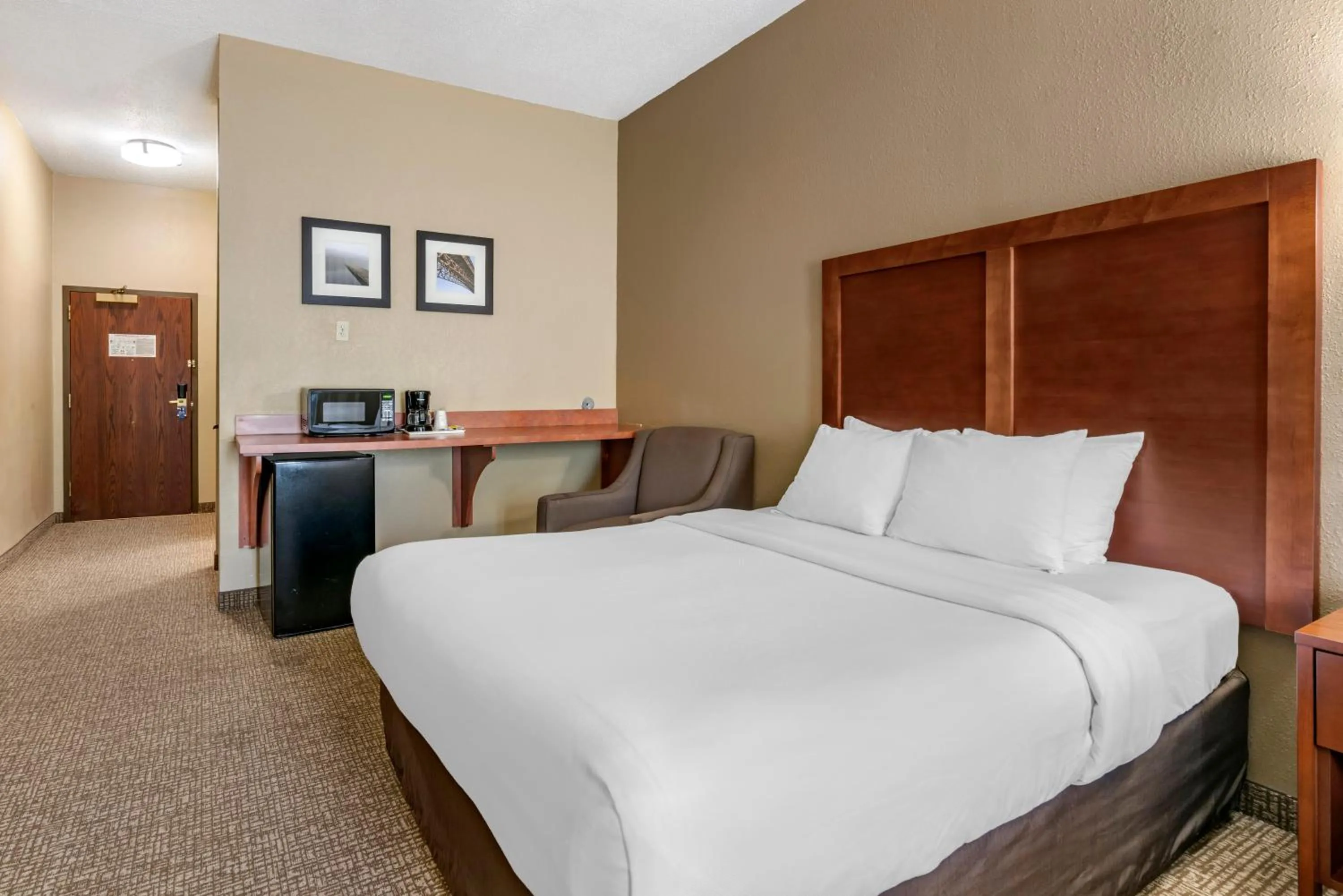 Bedroom, Bed in Comfort Inn & Suites St Louis-O'Fallon