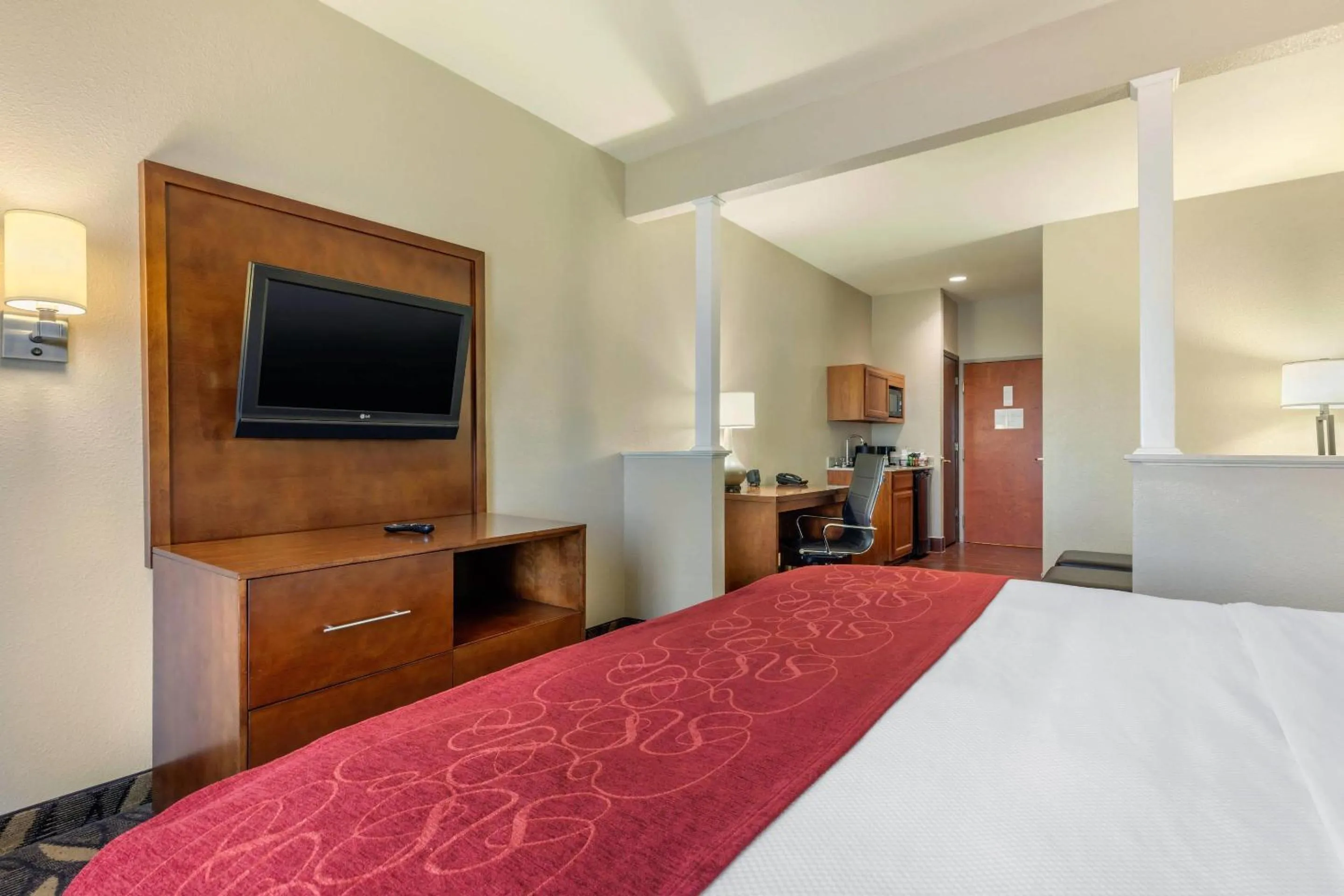 Bedroom, Bed in Comfort Suites