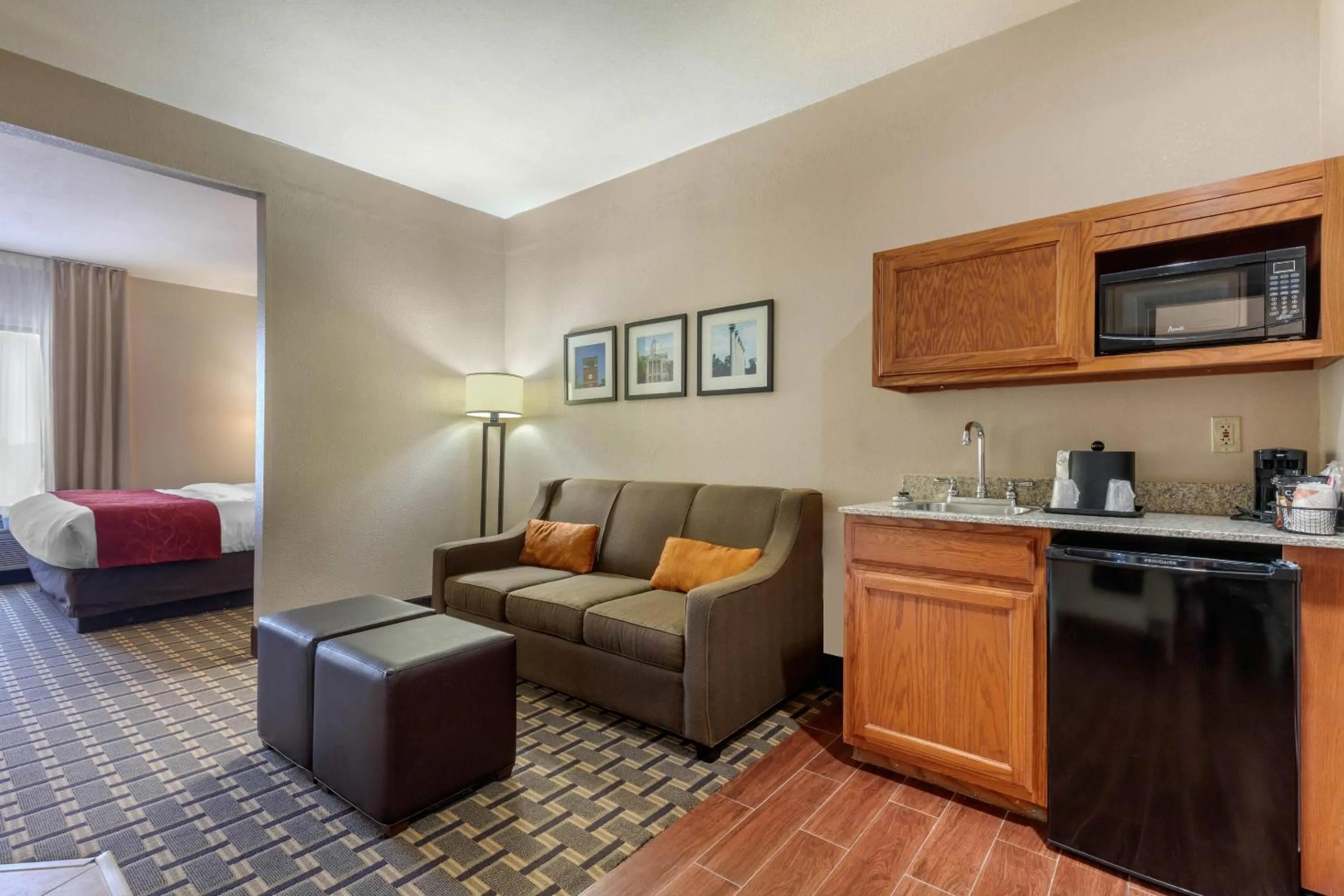 Bedroom, Bed in Comfort Suites