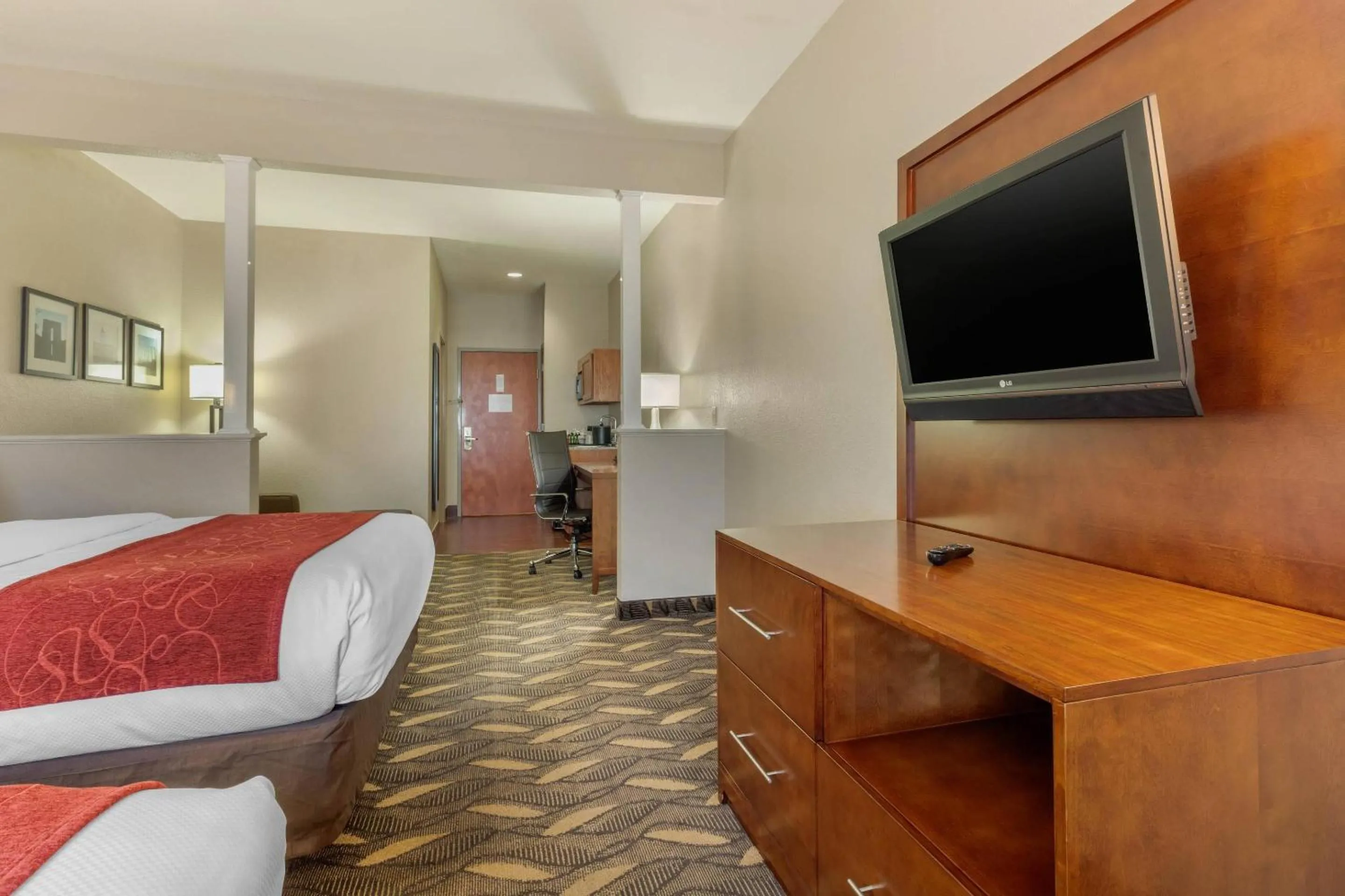 Bedroom, Bed in Comfort Suites