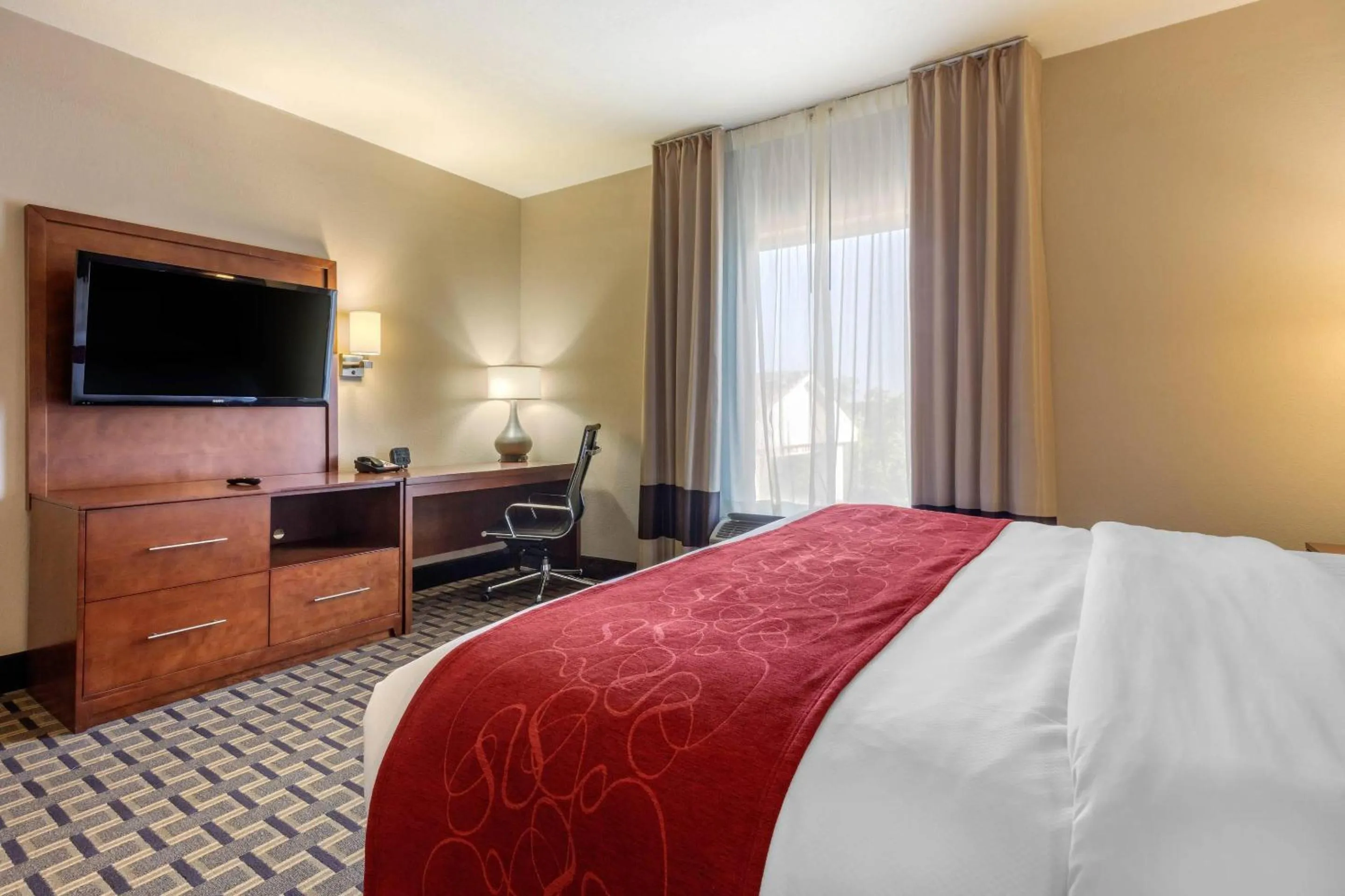 Bedroom, Bed in Comfort Suites