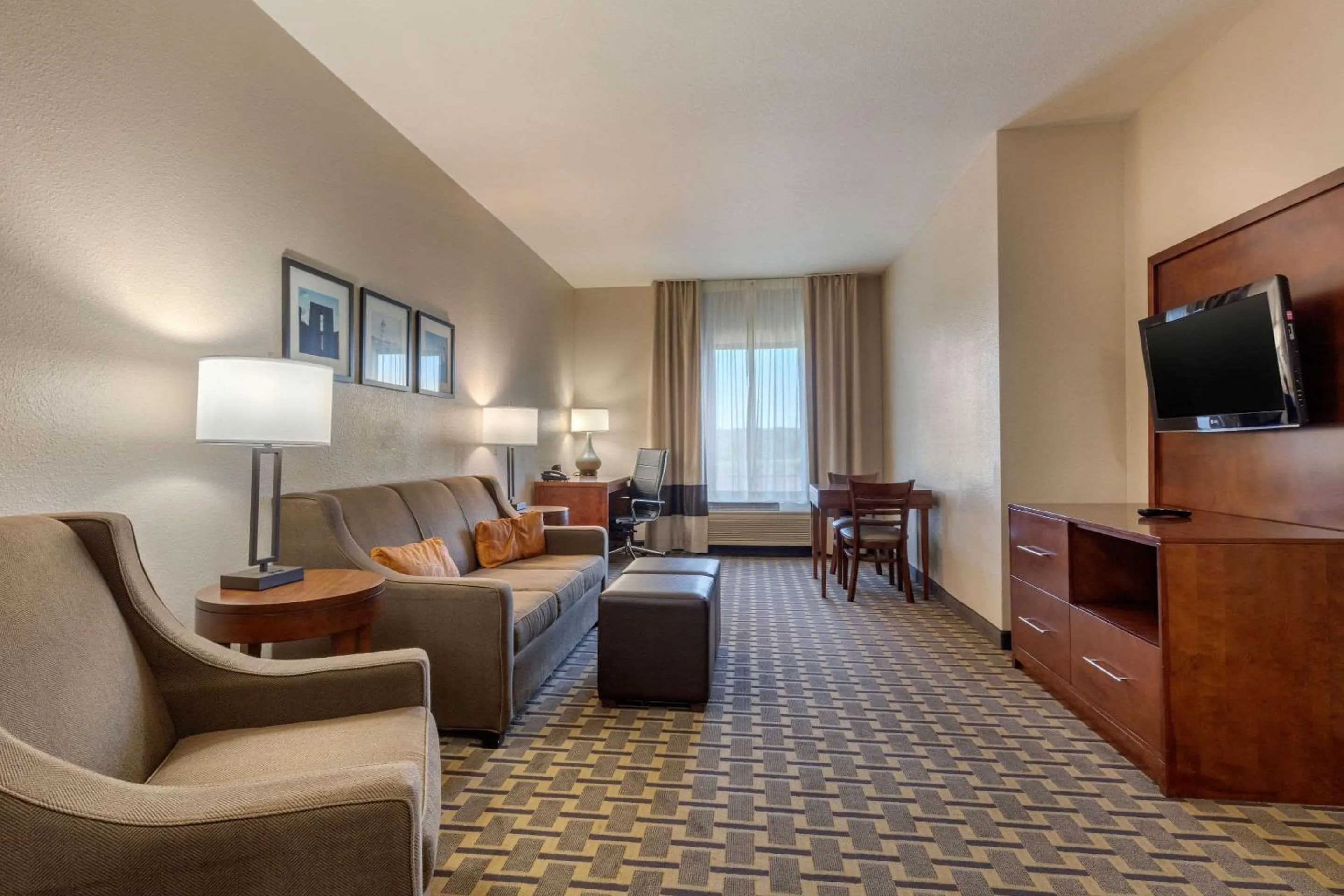 Photo of the whole room in Comfort Suites