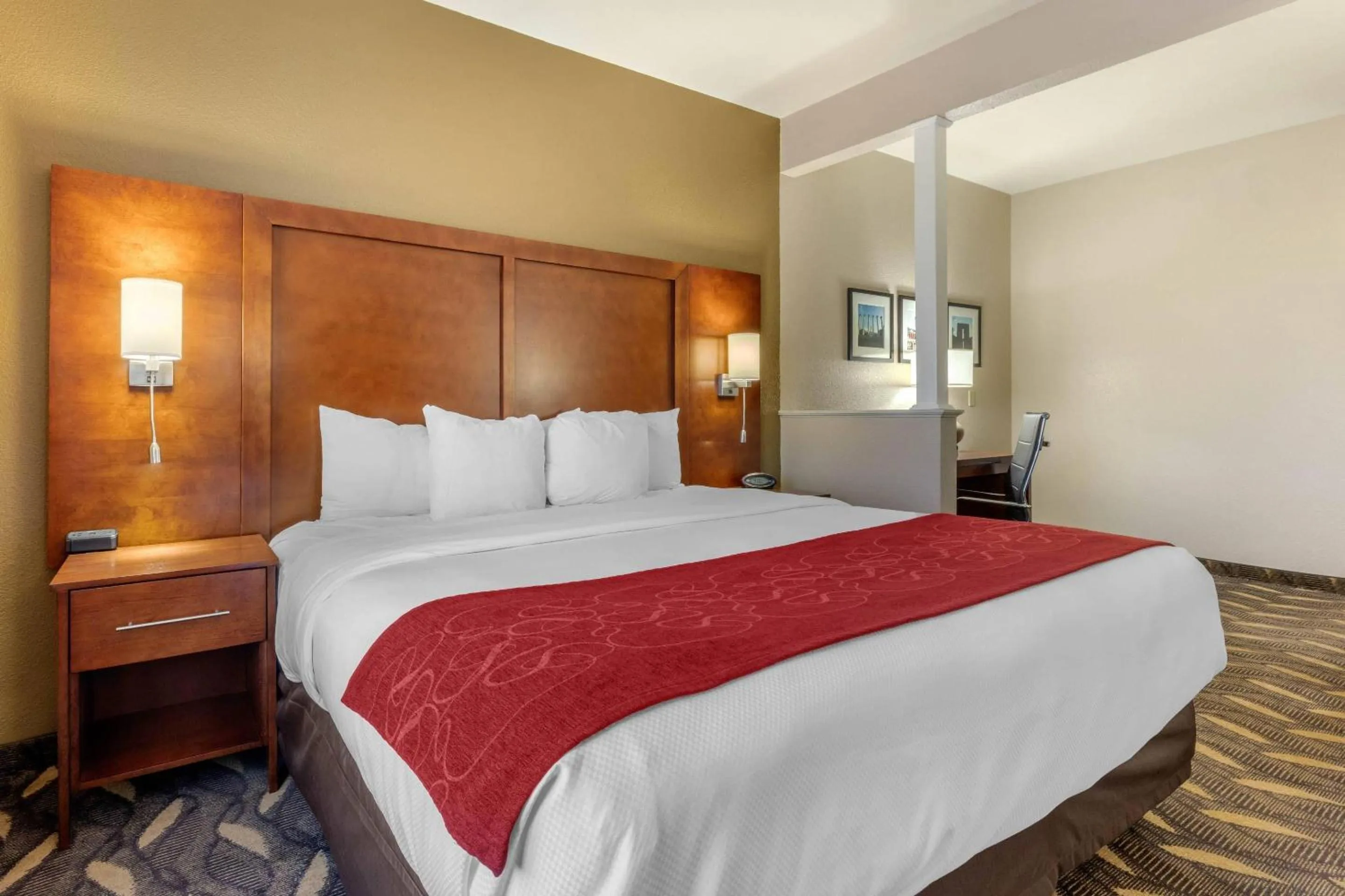 Bedroom, Bed in Comfort Suites