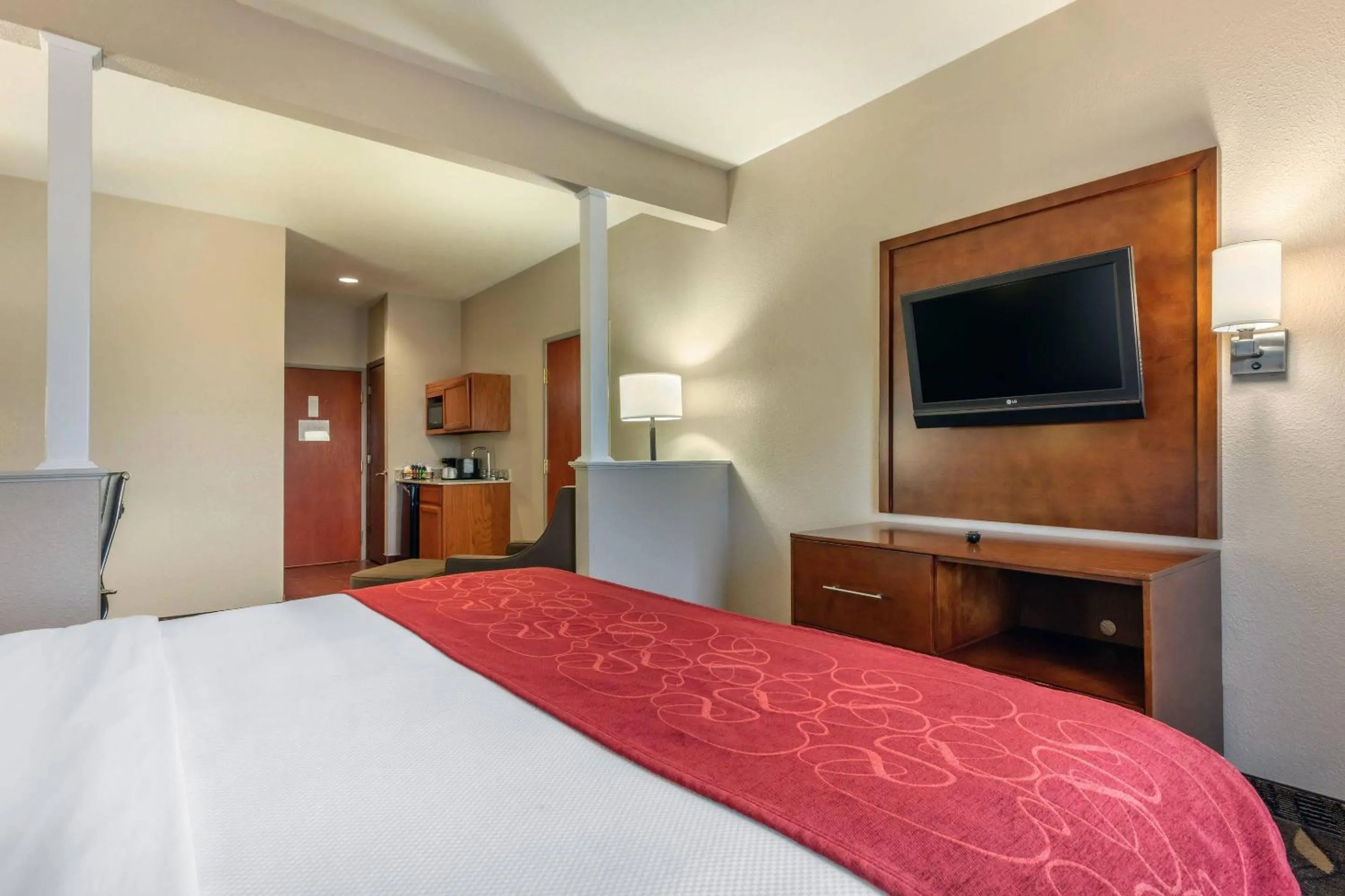 Bedroom, Bed in Comfort Suites