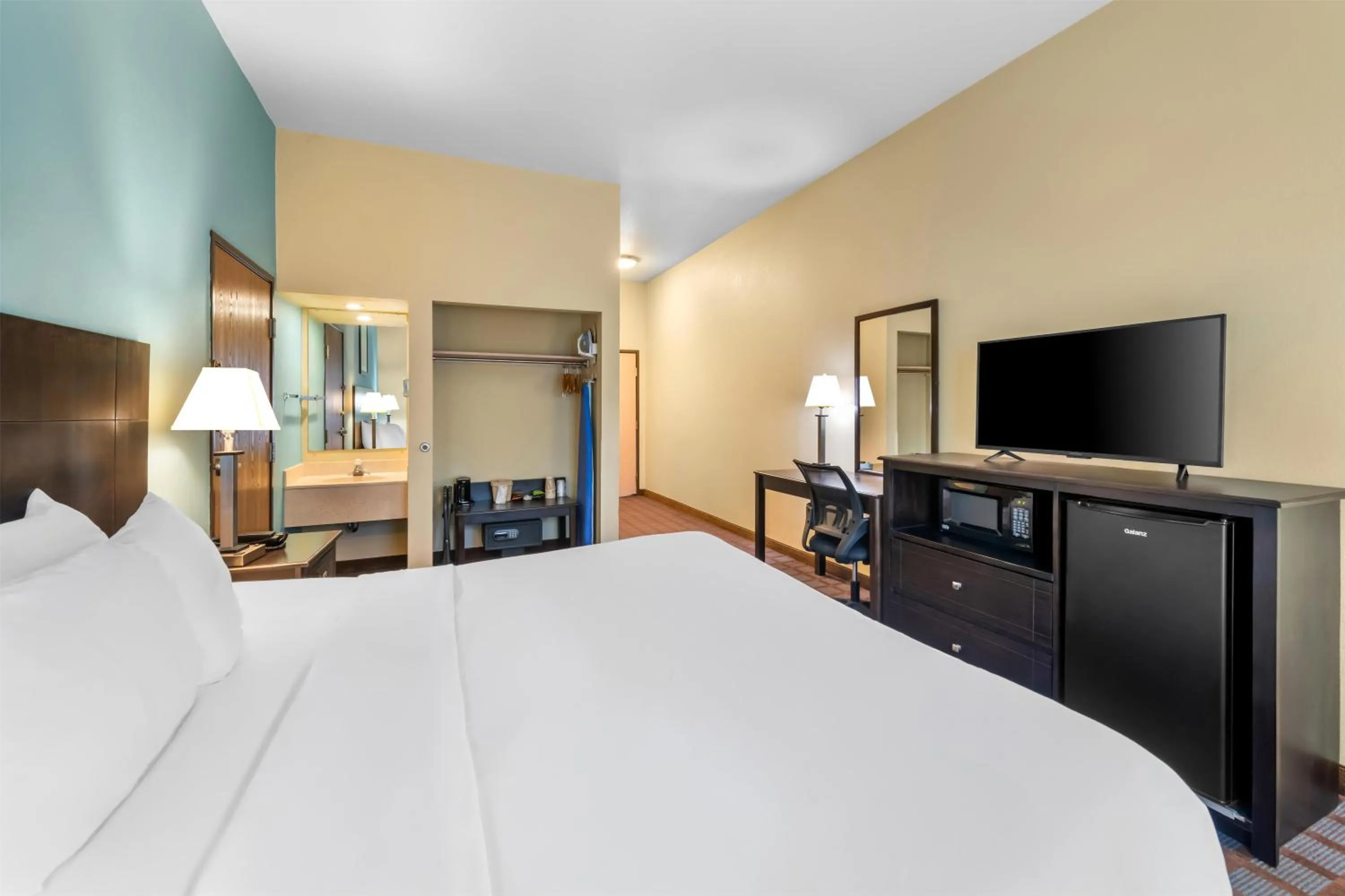 Bedroom, Bed in Red Lion Inn & Suites Blue Springs