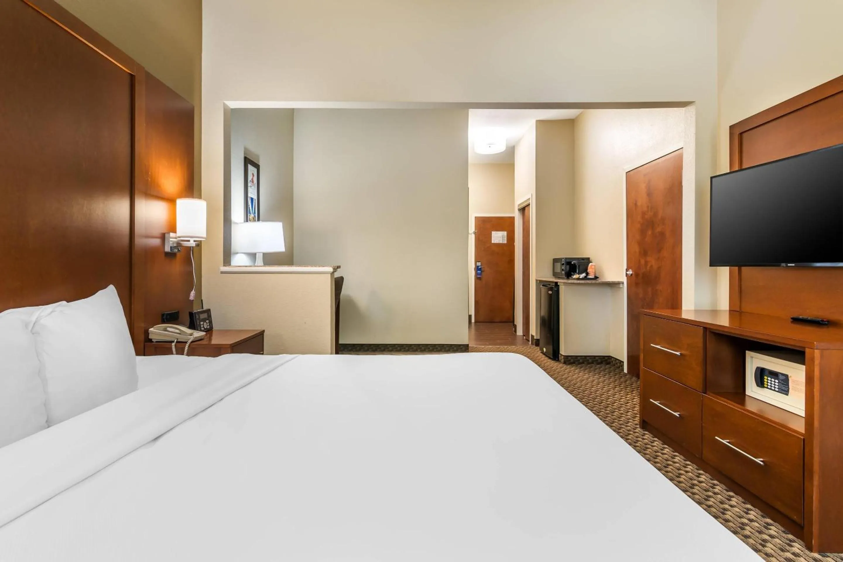 Bedroom, Bed in Comfort Suites - Jefferson City