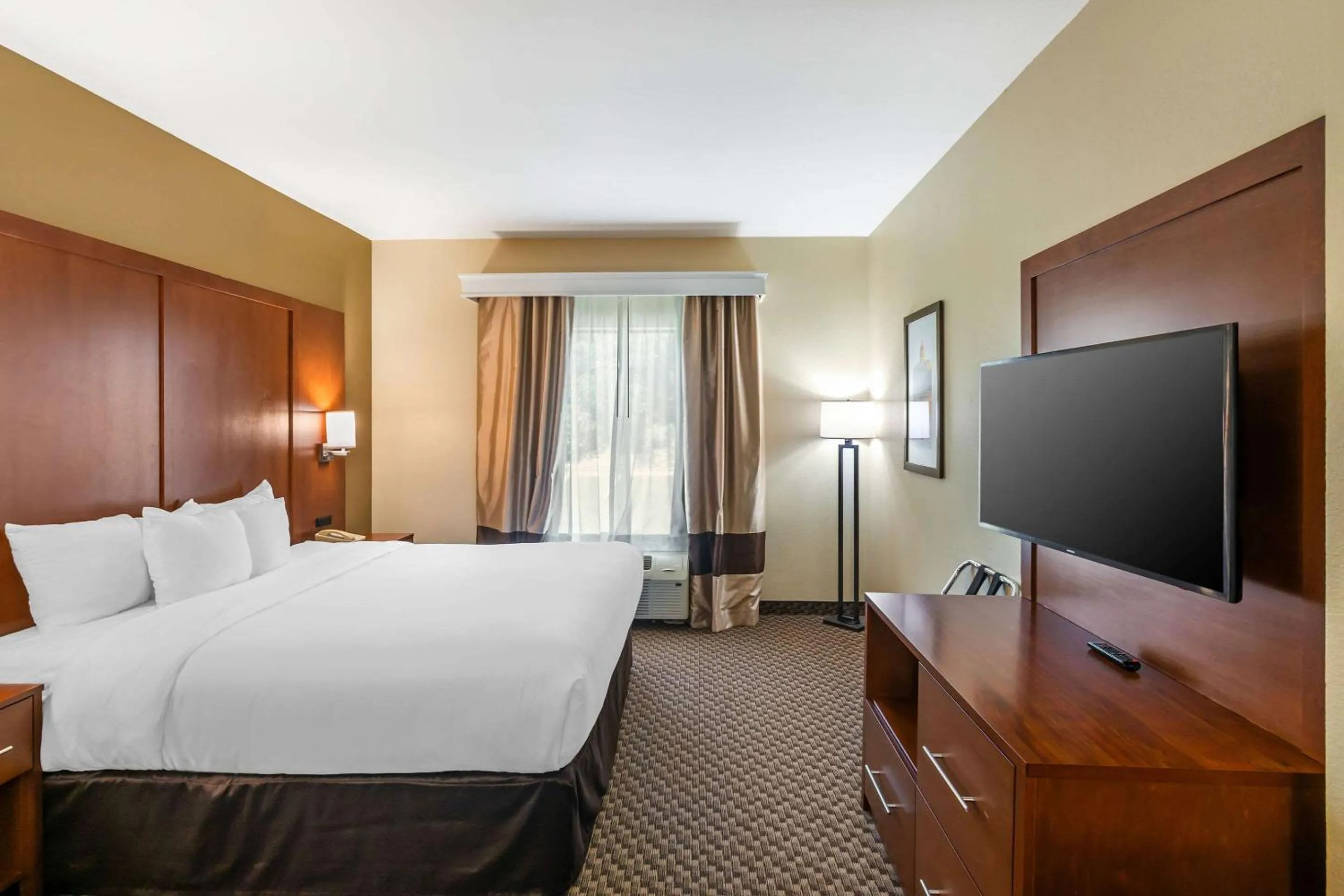 Bedroom, Bed in Comfort Suites - Jefferson City