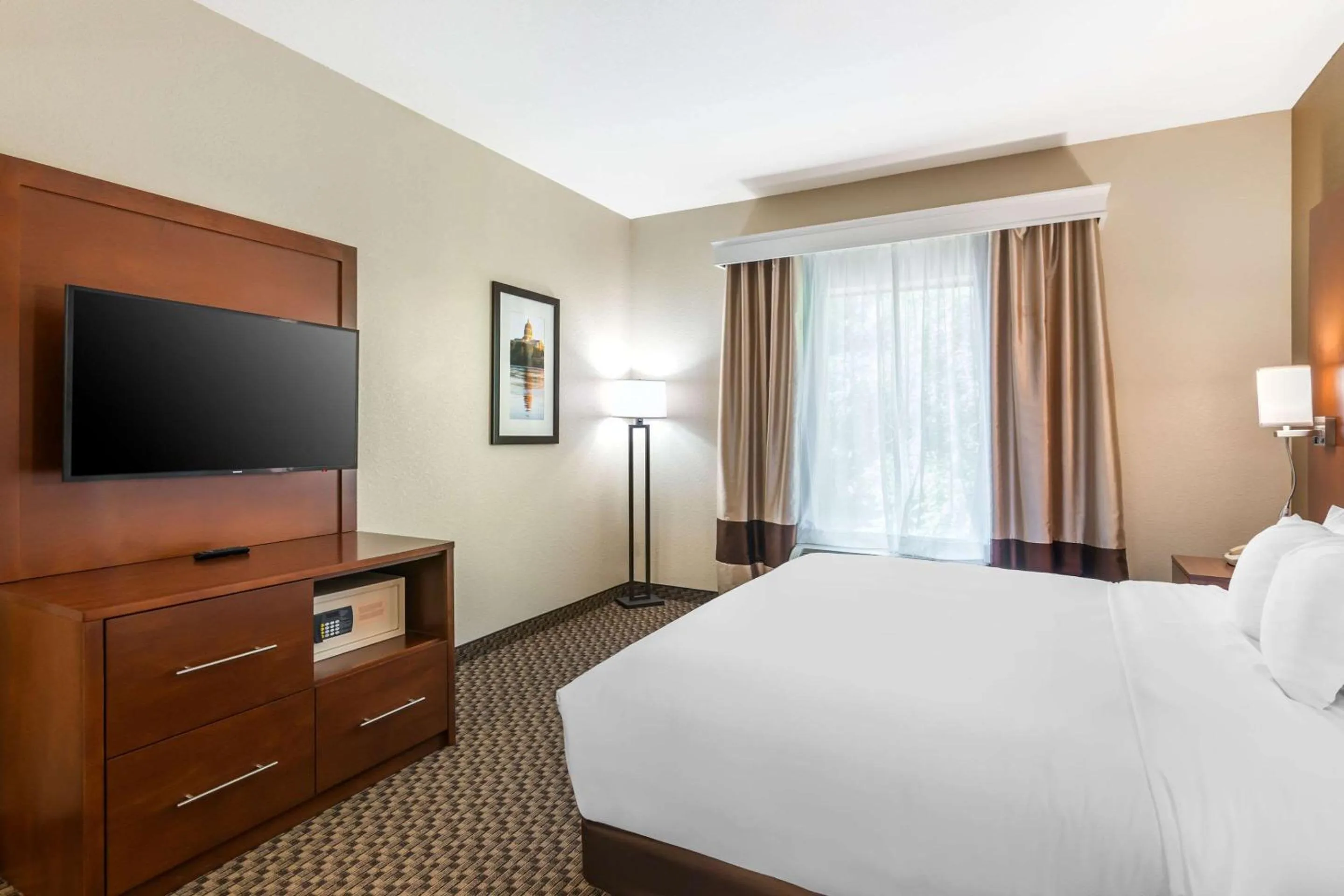 Bedroom, Bed in Comfort Suites - Jefferson City