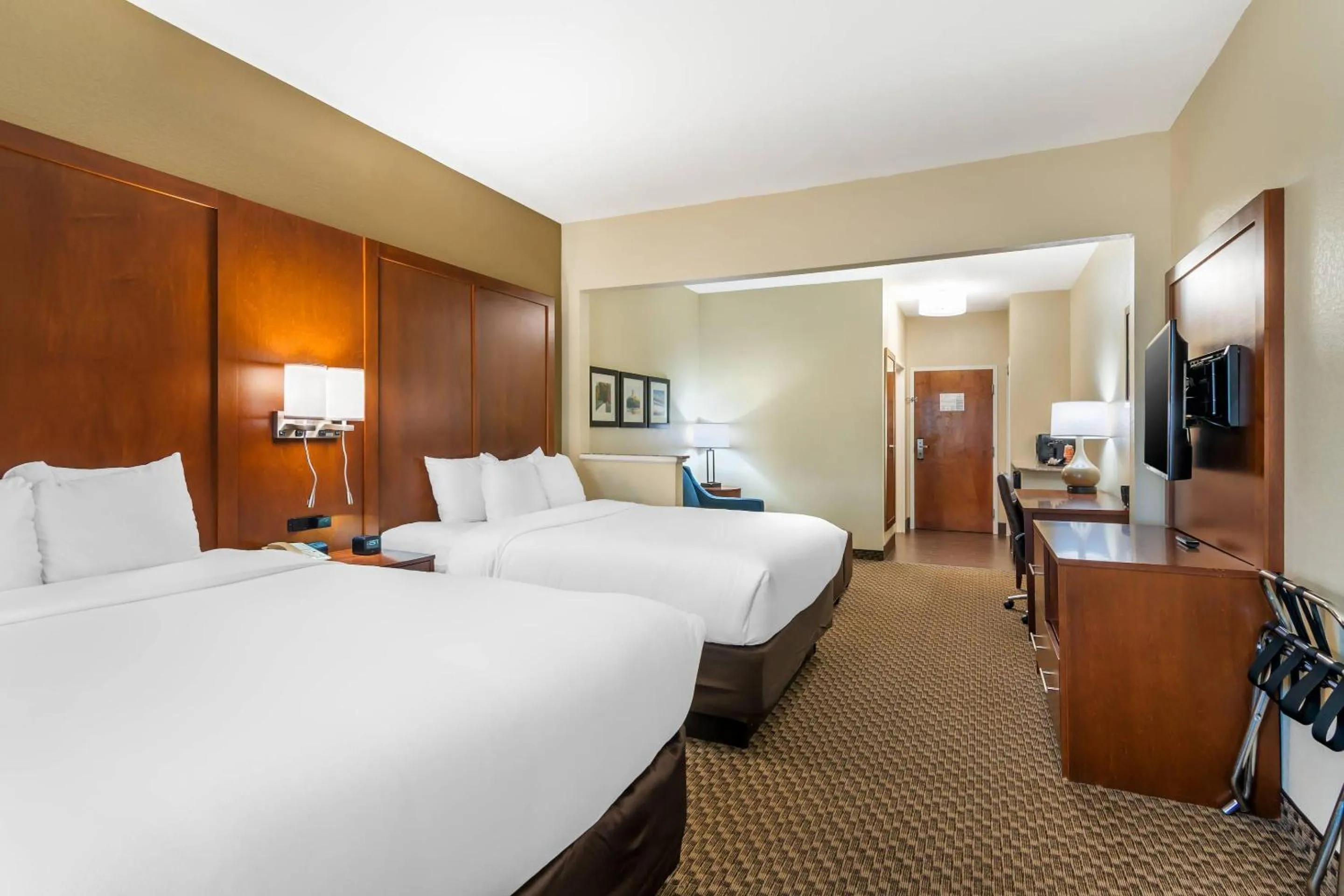 Bedroom, Bed in Comfort Suites - Jefferson City