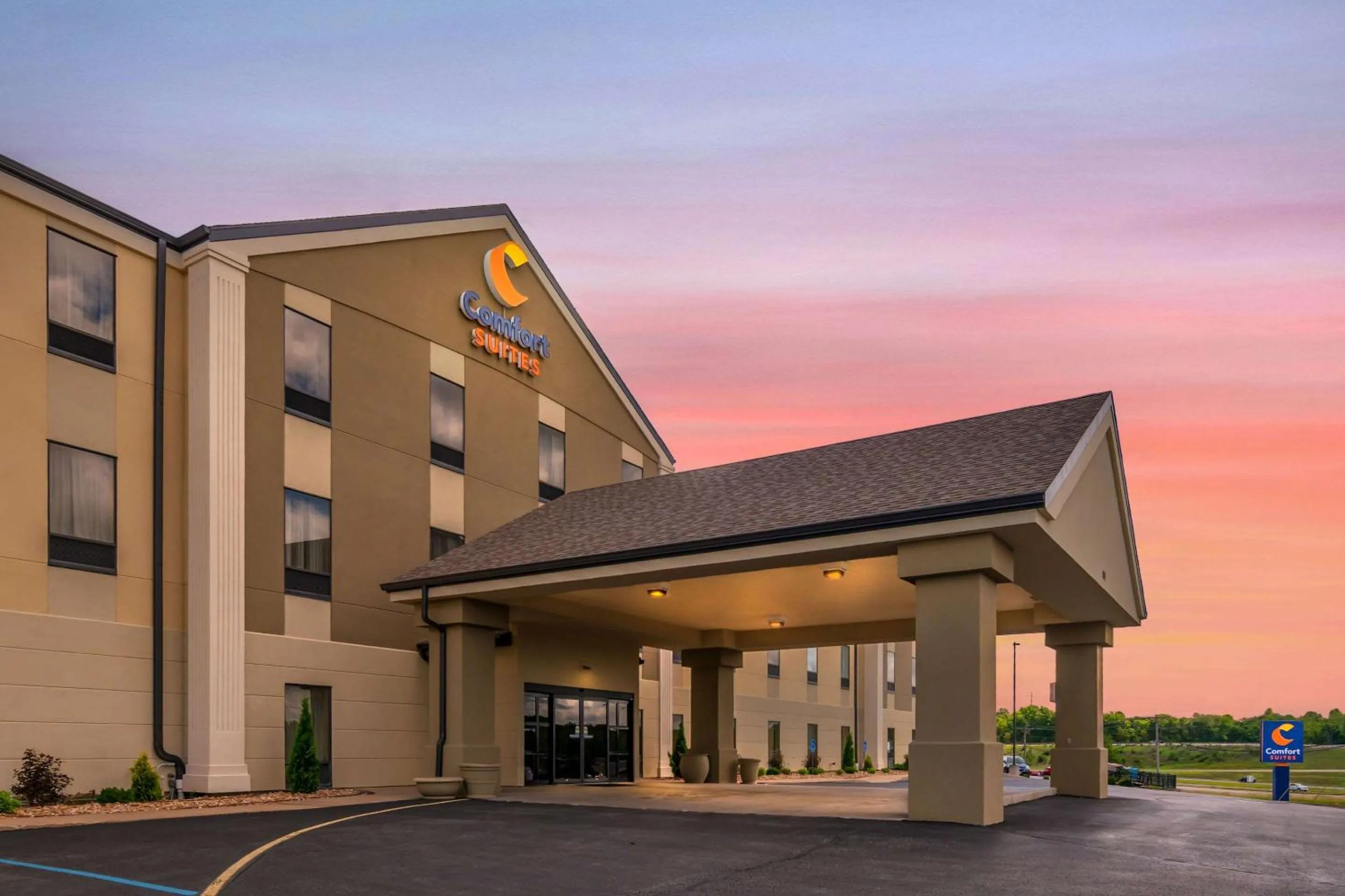 Property building in Comfort Suites - Jefferson City