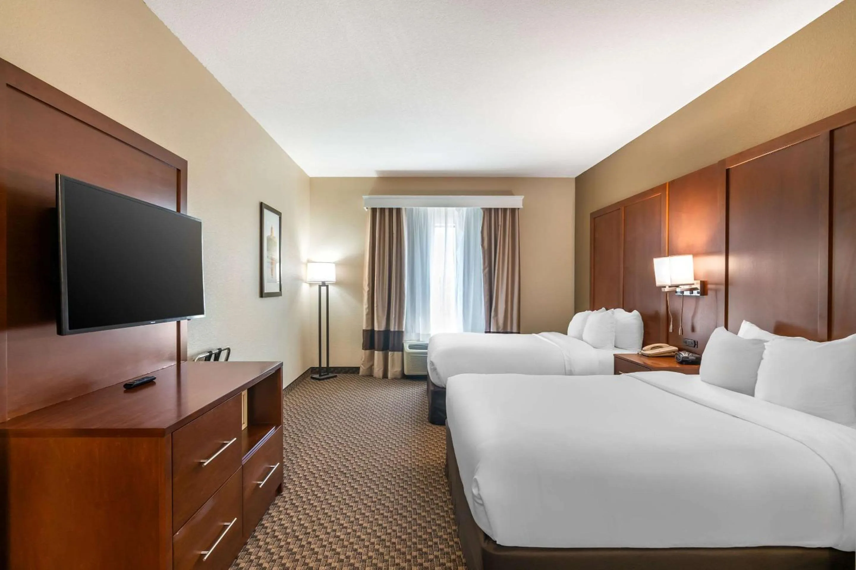 Bedroom, Bed in Comfort Suites - Jefferson City