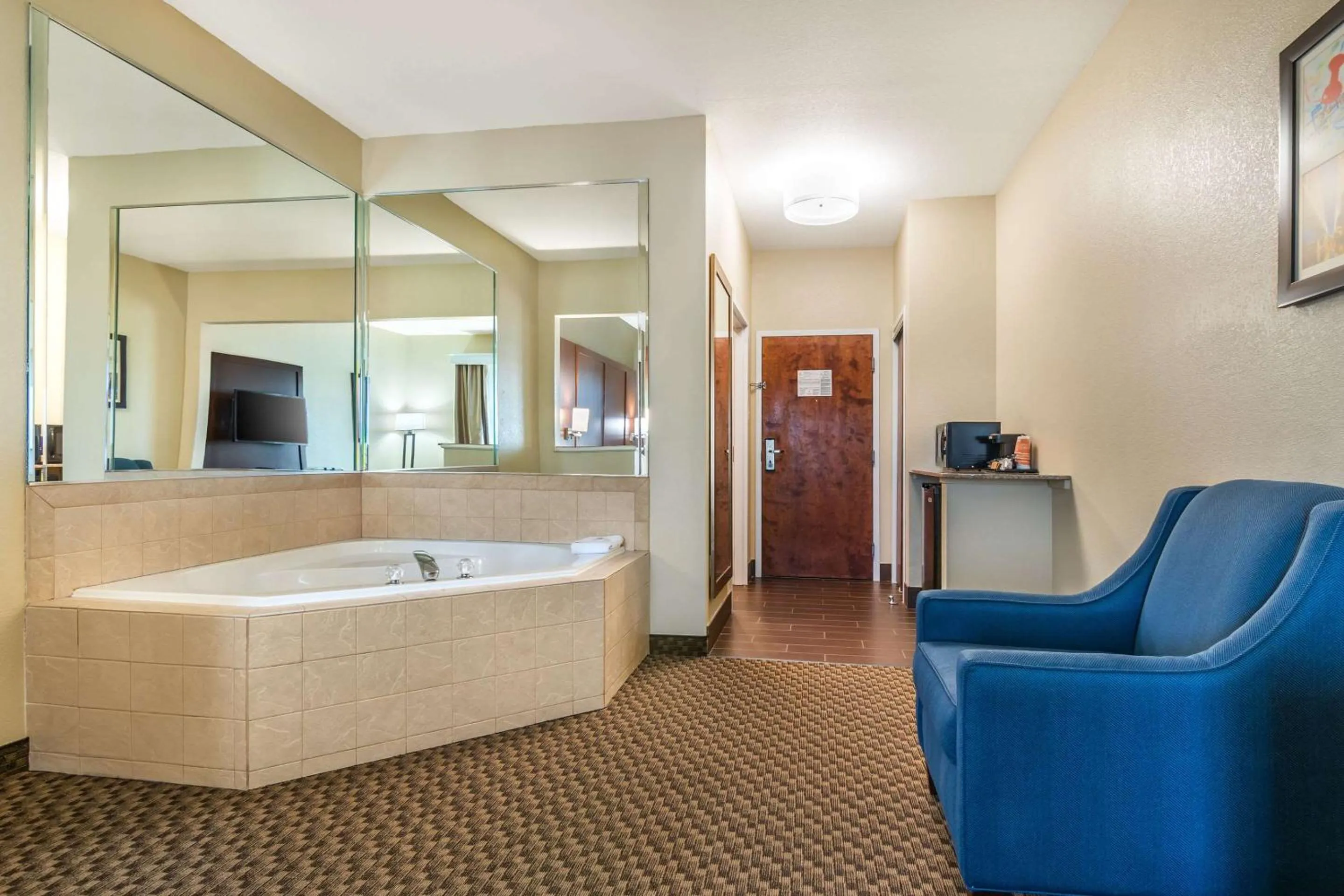 Bedroom in Comfort Suites - Jefferson City