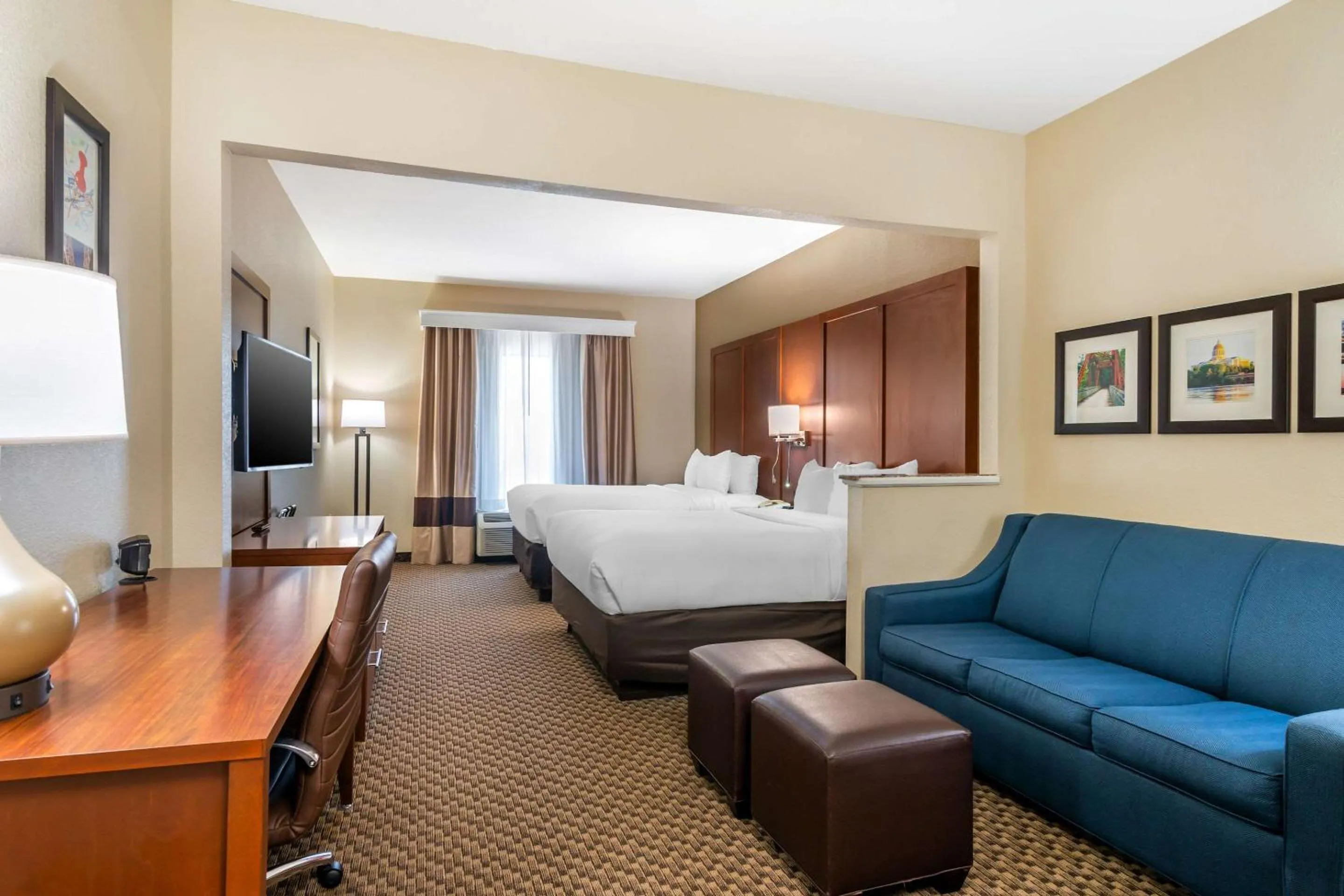 Bedroom, Bed in Comfort Suites - Jefferson City