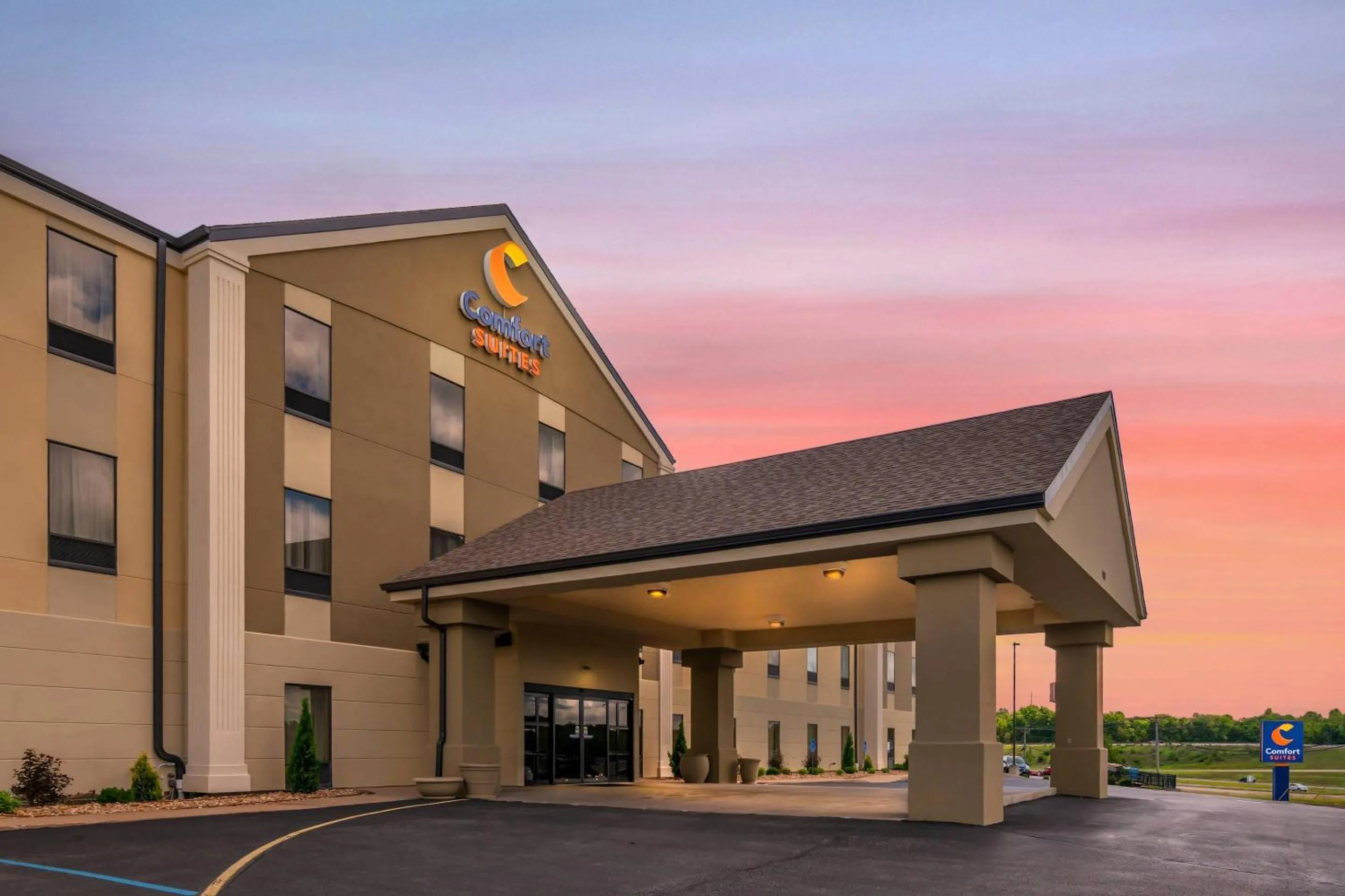 Property building in Comfort Suites - Jefferson City