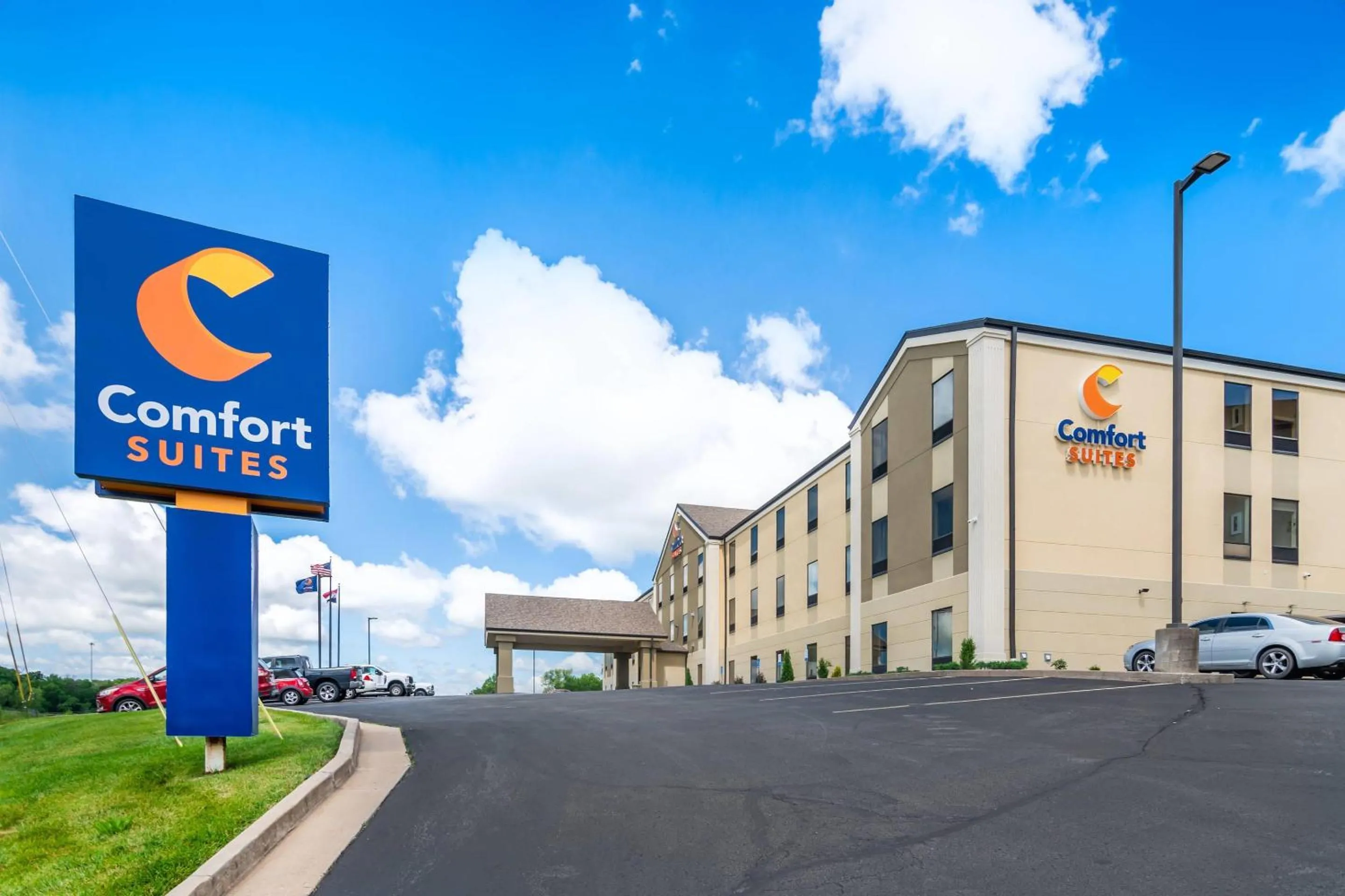 Property building in Comfort Suites - Jefferson City