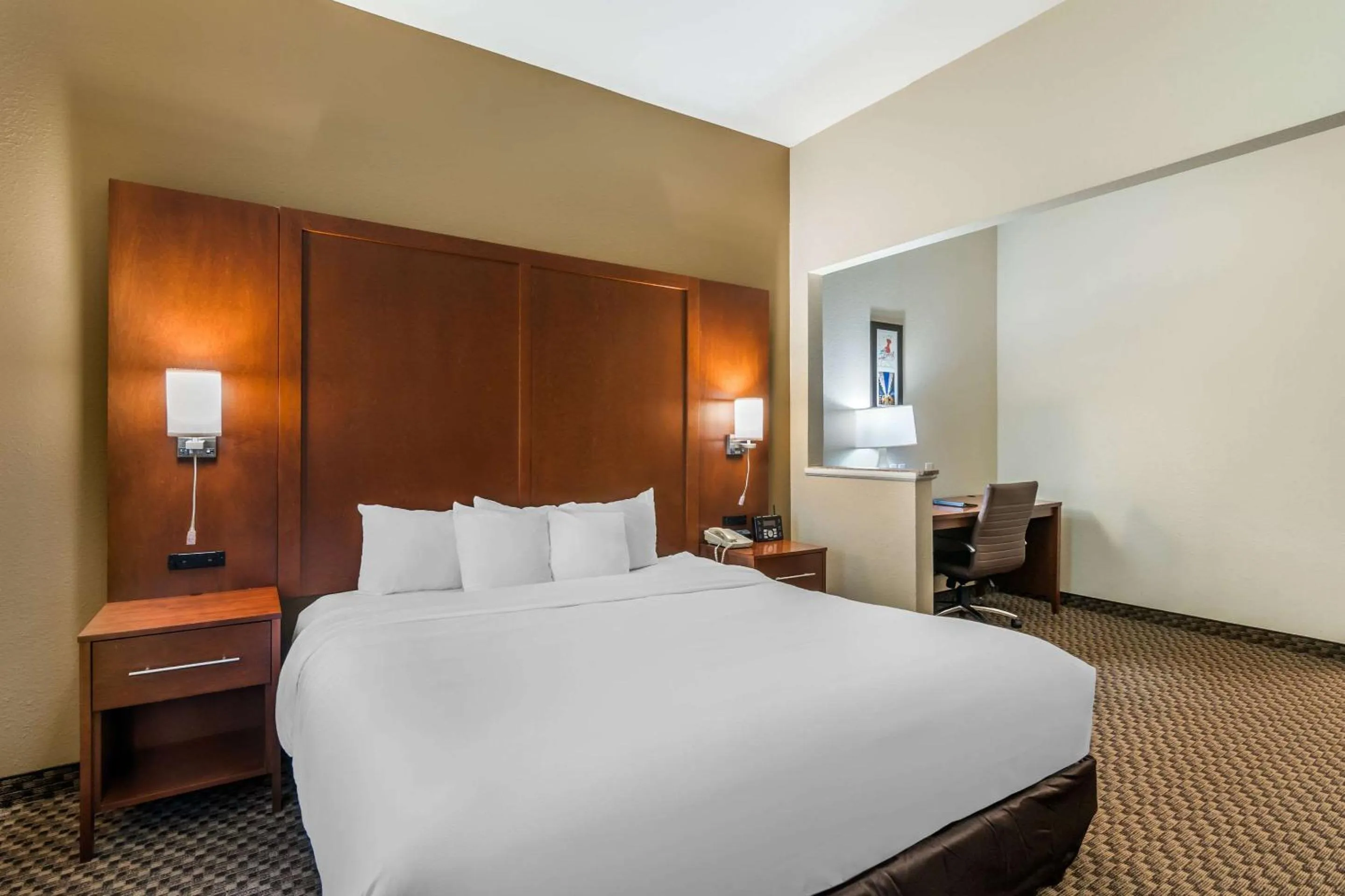 Bedroom, Bed in Comfort Suites - Jefferson City