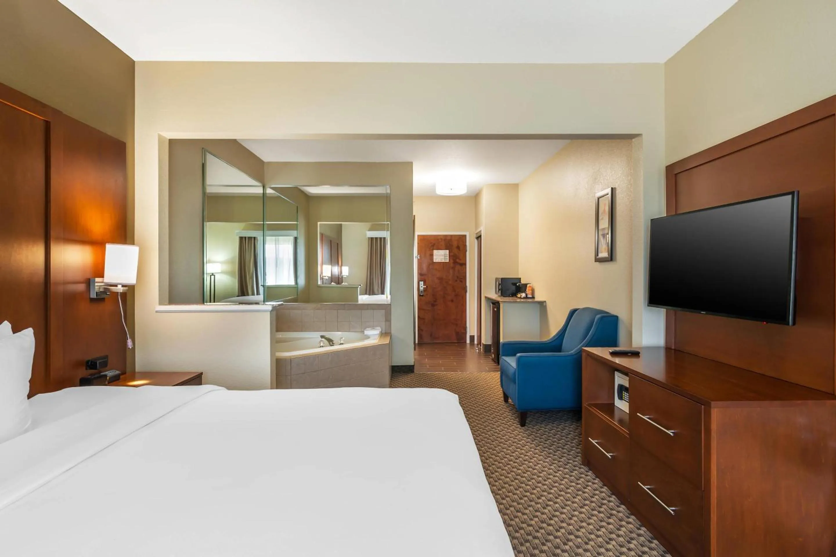 Bedroom, Bed in Comfort Suites - Jefferson City